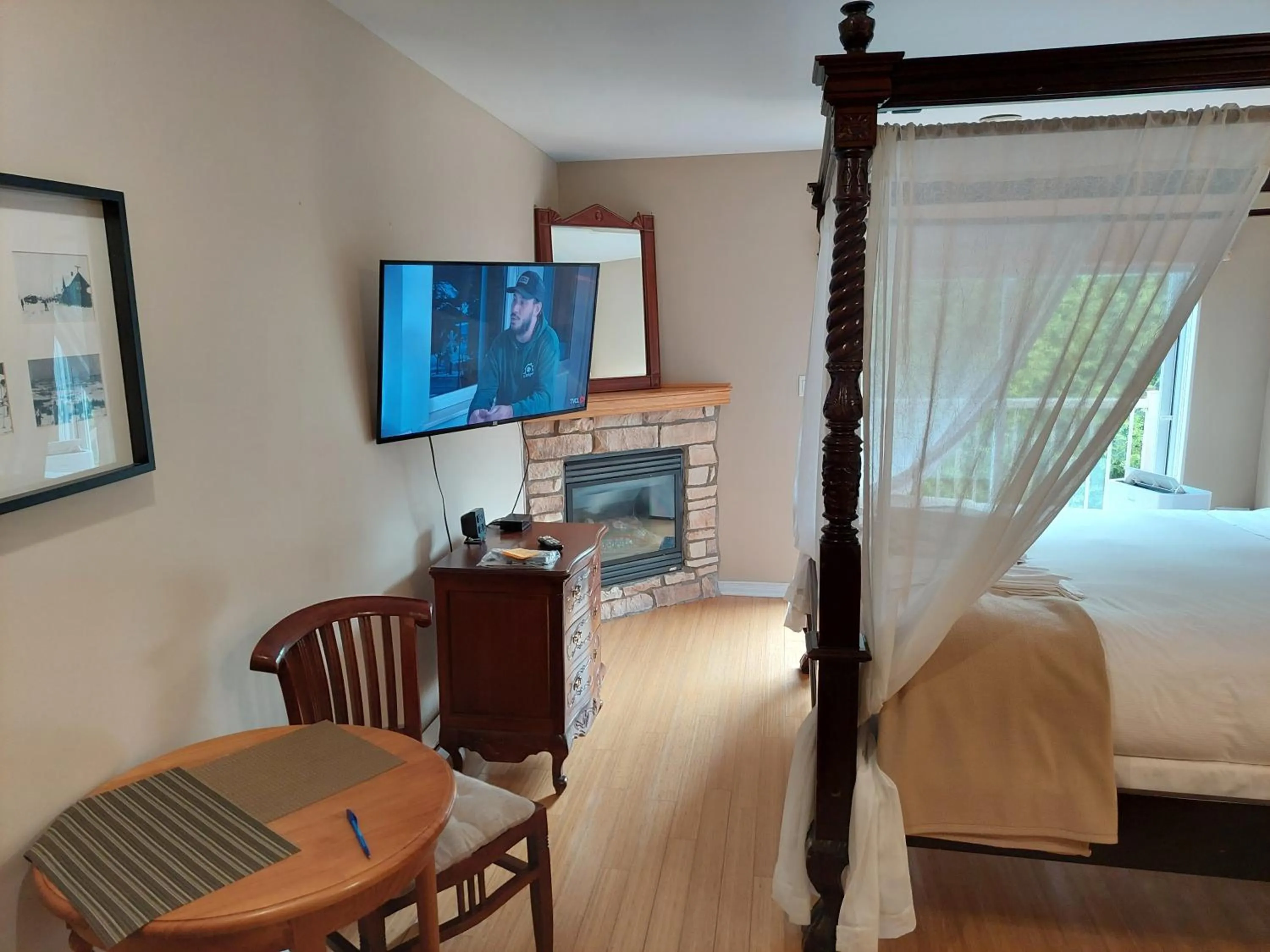 Photo of the whole room, Bed in Studio-hôtel Villegiature Saint-Sauveur