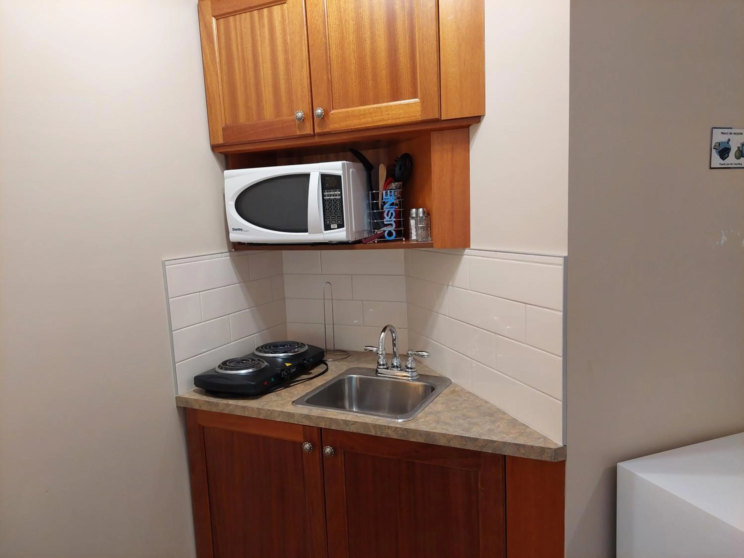 Kitchen or kitchenette in Studio-hôtel Villegiature Saint-Sauveur