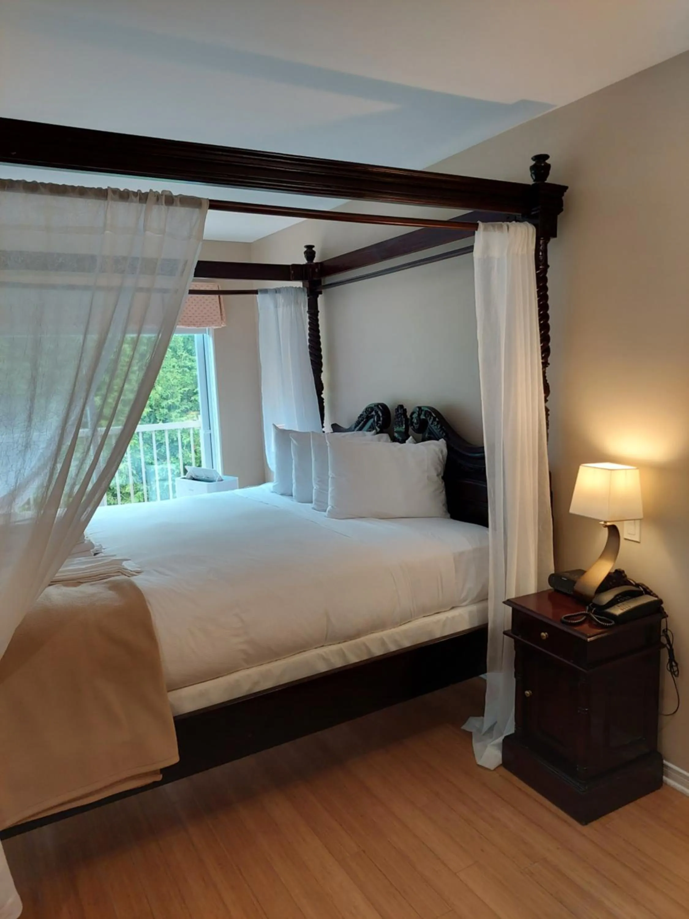 Photo of the whole room, Bed in Studio-hôtel Villegiature Saint-Sauveur