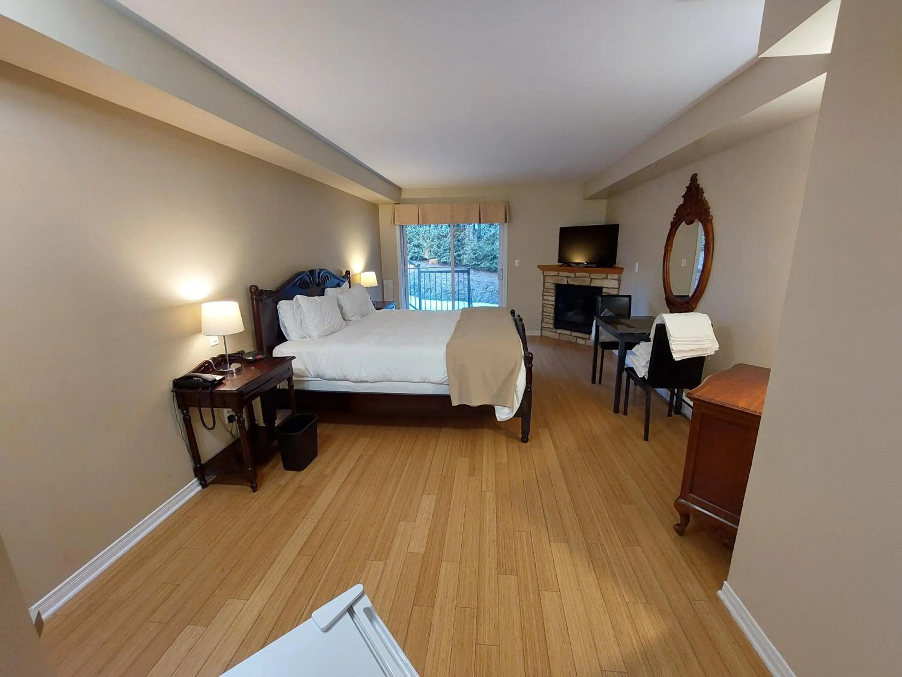 Bed in Studio-hôtel Villegiature Saint-Sauveur