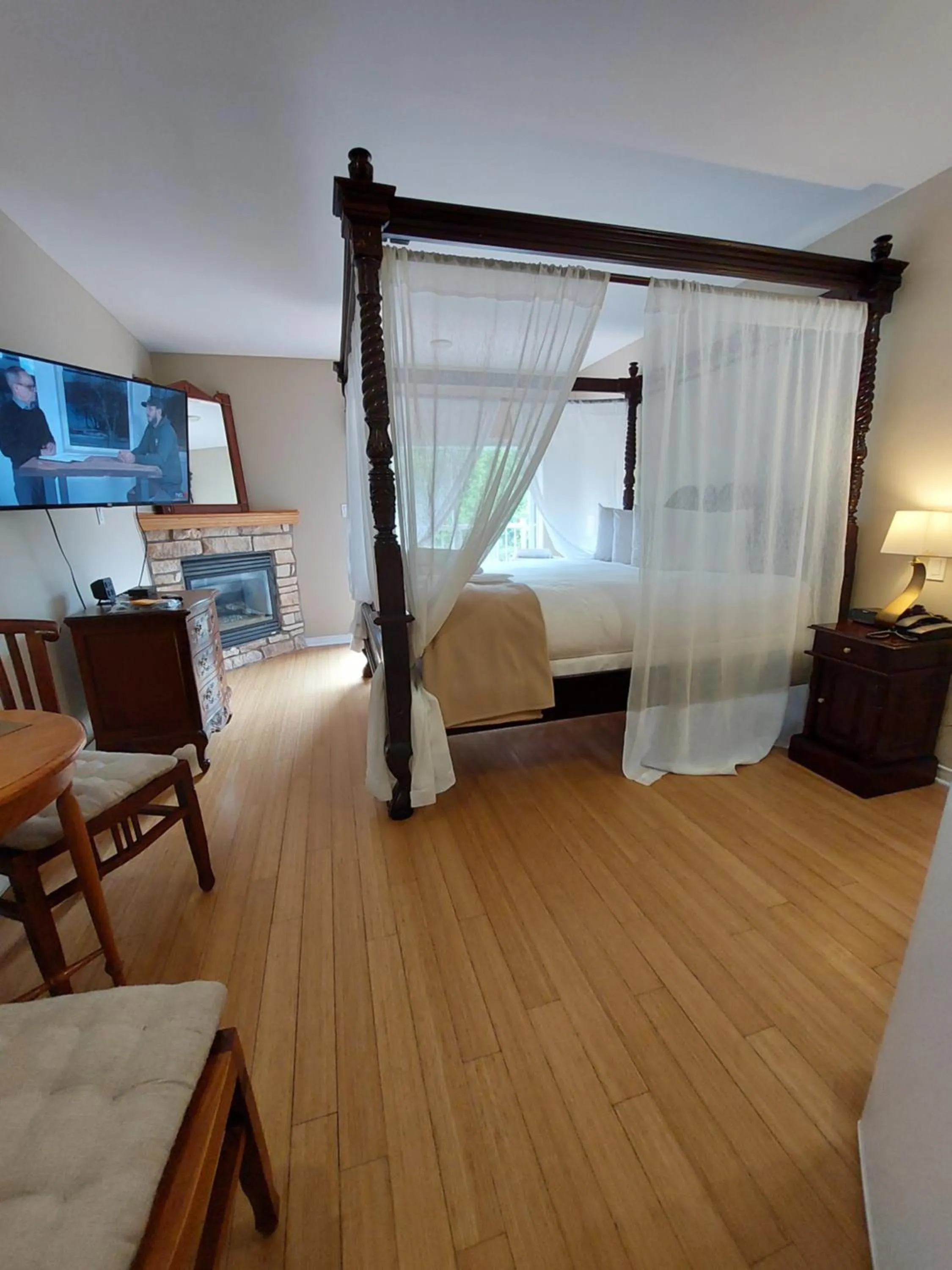 Photo of the whole room, Bed in Studio-hôtel Villegiature Saint-Sauveur