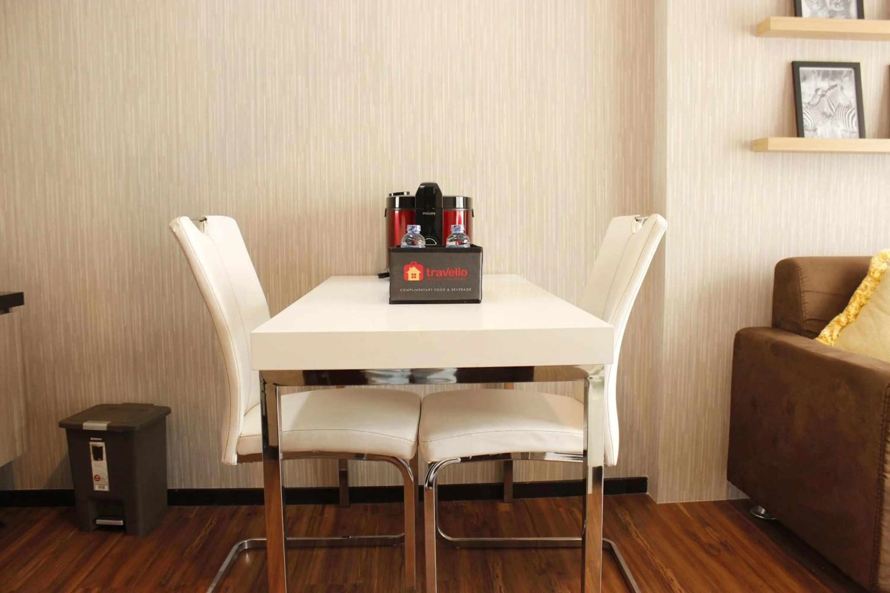 Dining area in Classic 2BR Apartment At Gateway Pasteur near Exit Toll By Travelio