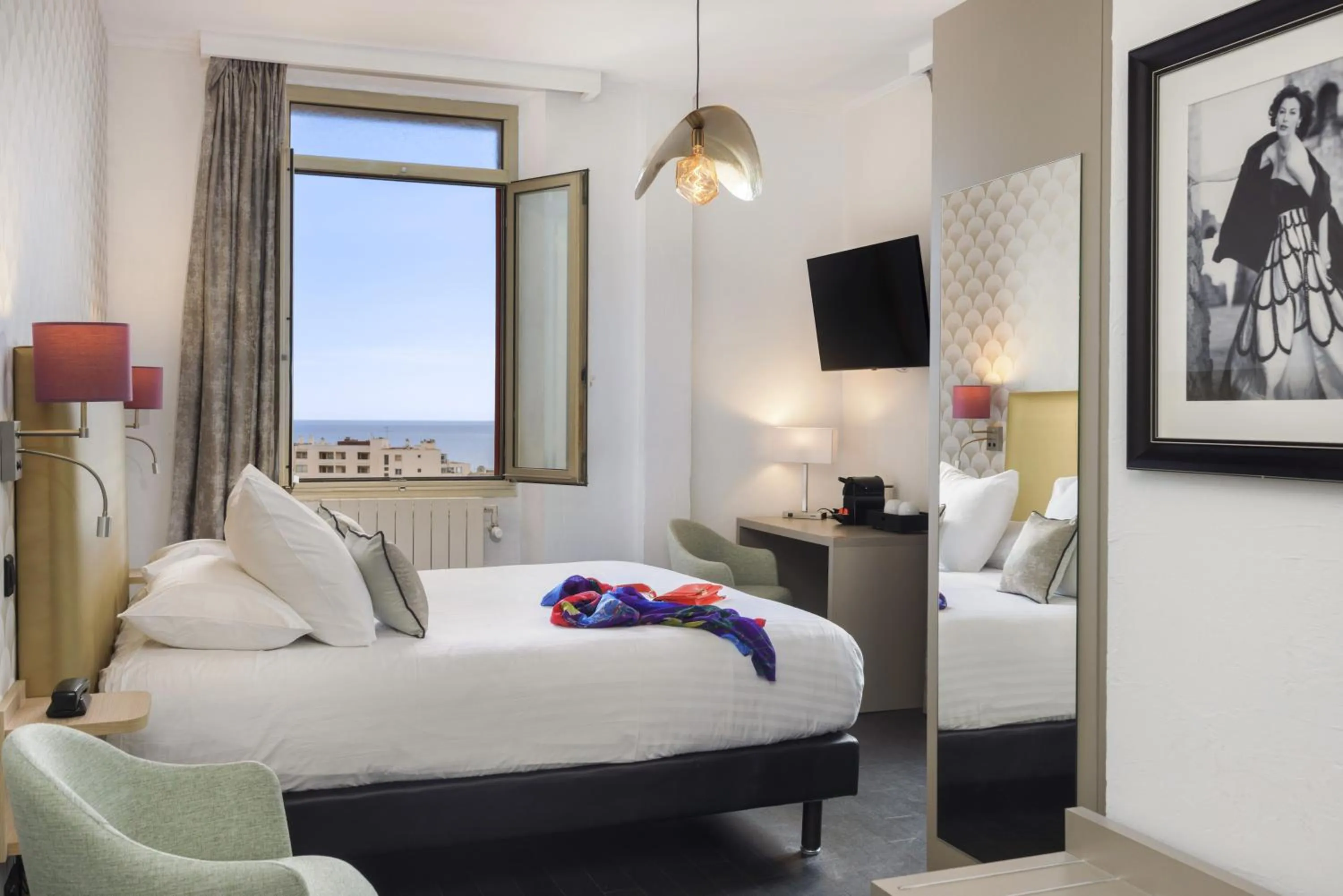 Photo of the whole room, Bed in Best Western Hôtel des Orangers Cannes