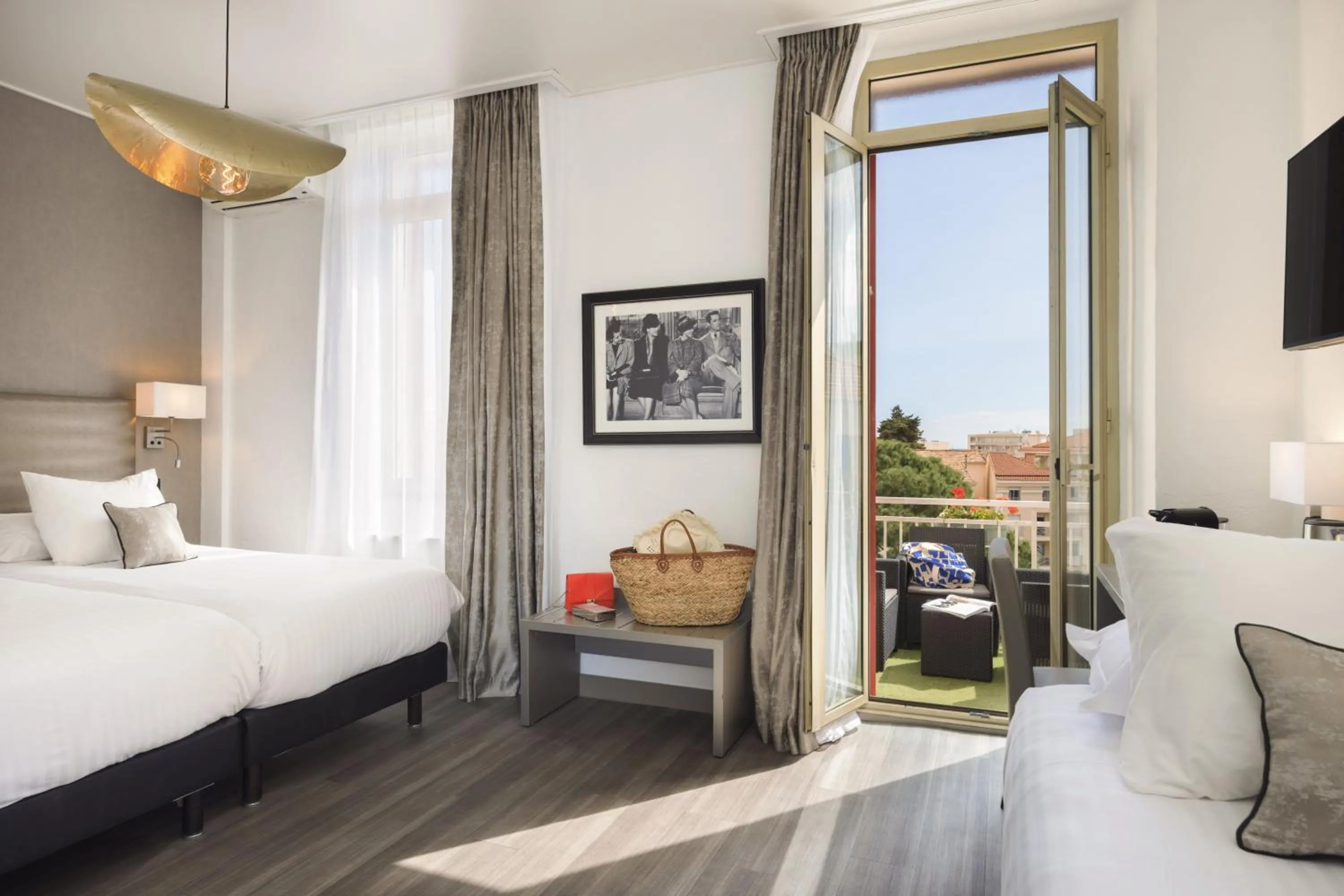 Photo of the whole room, Bed in Best Western Hôtel des Orangers Cannes