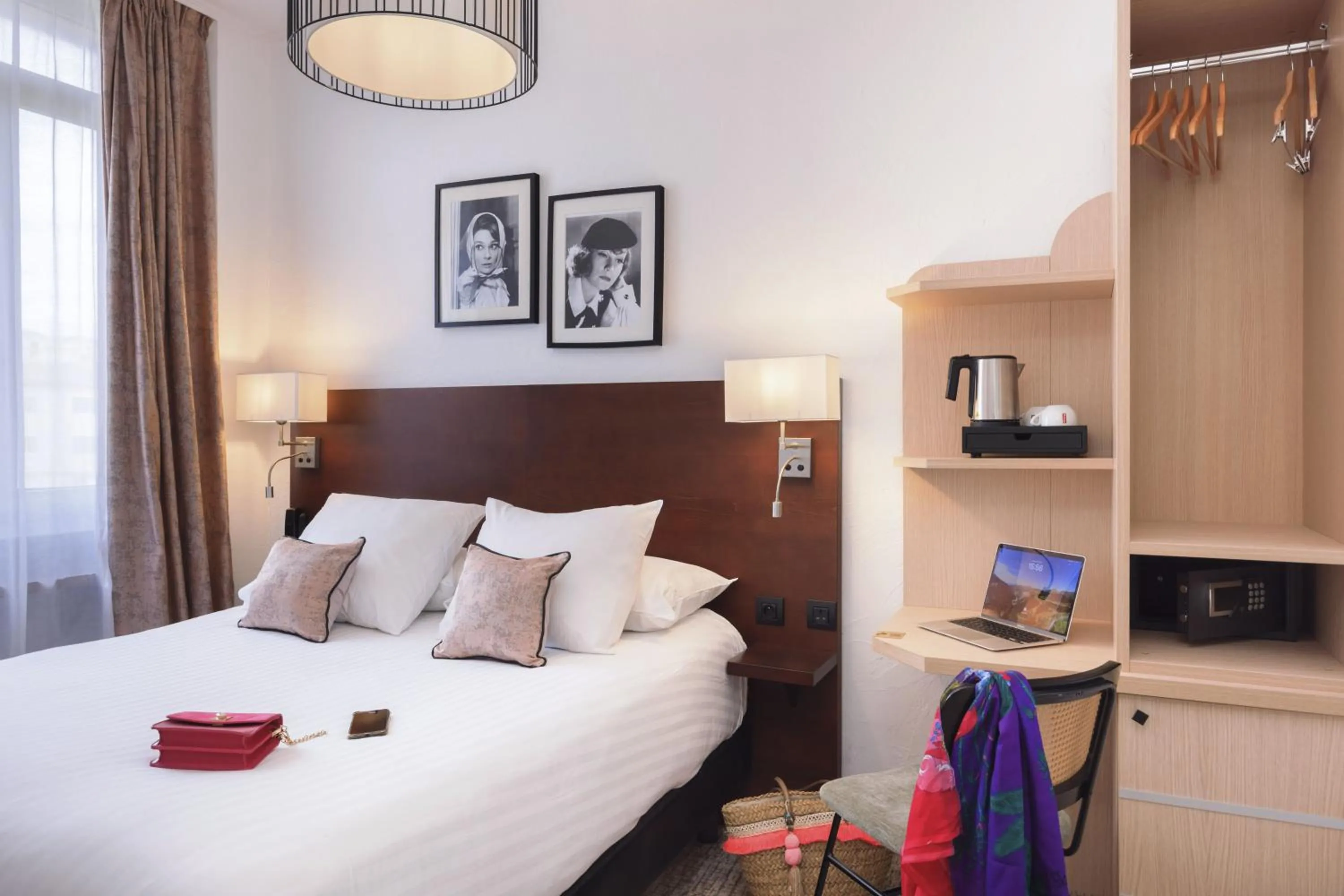 Photo of the whole room, Bed in Best Western Hôtel des Orangers Cannes