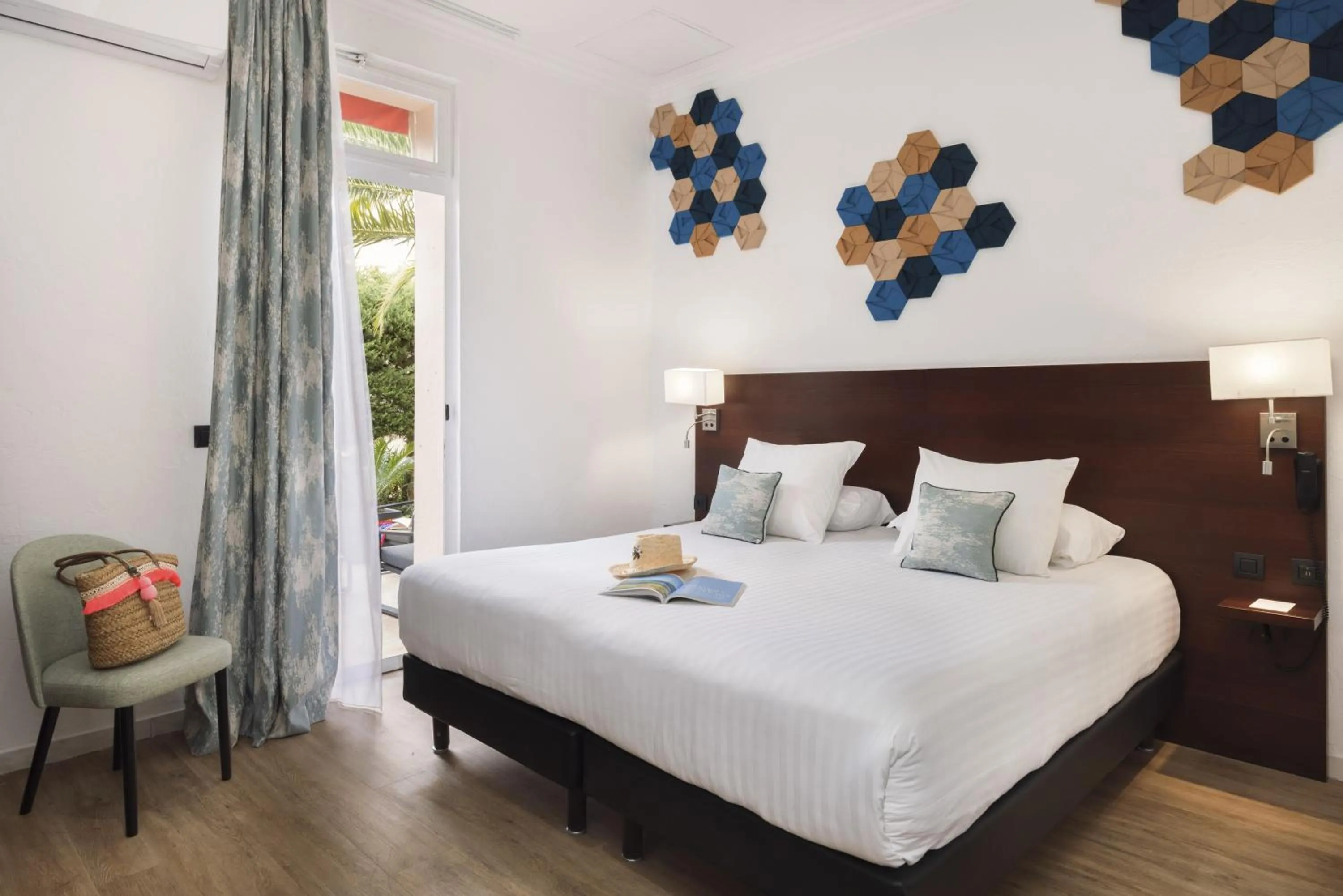 Photo of the whole room, Bed in Best Western Hôtel des Orangers Cannes