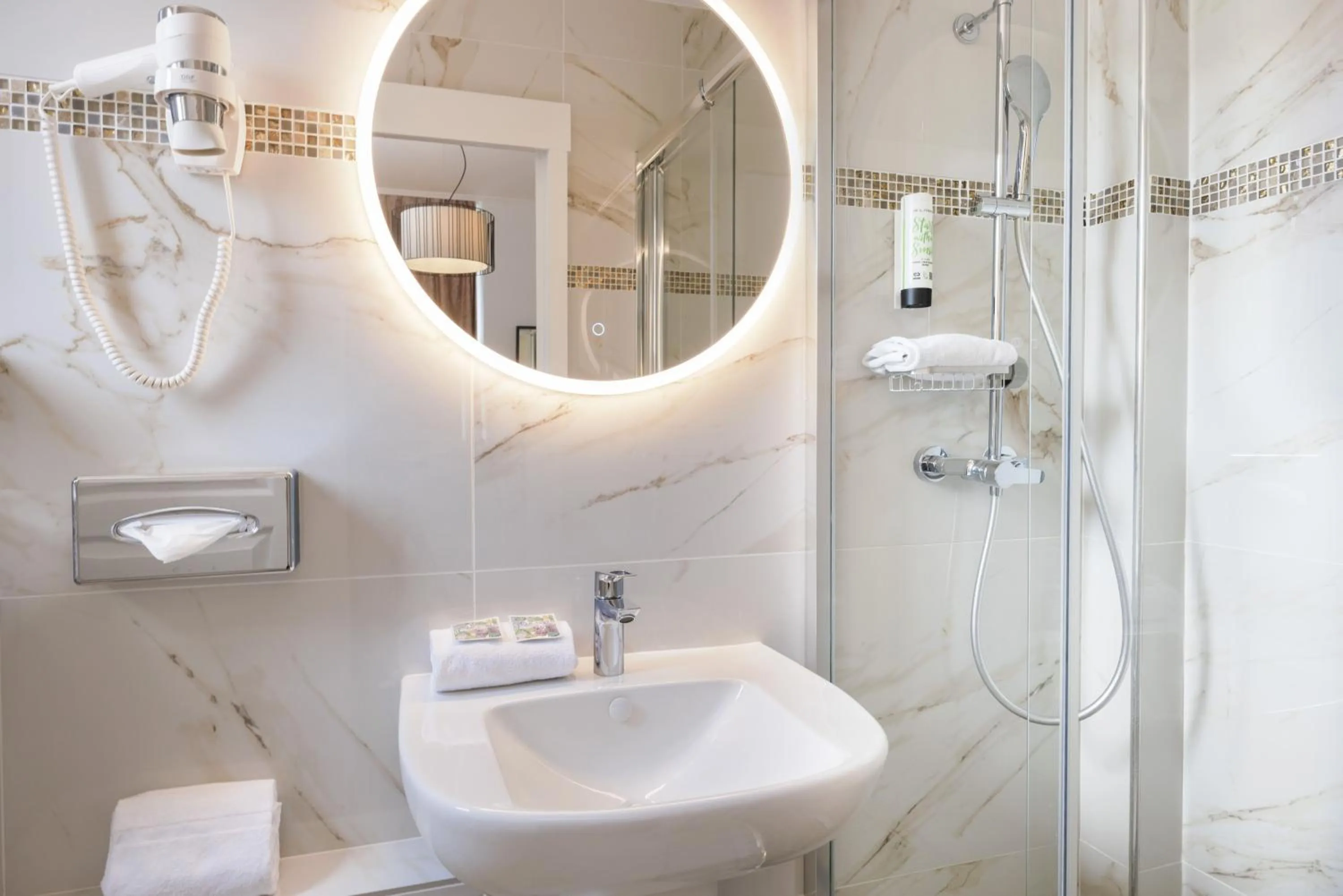 Shower in Best Western Hôtel des Orangers Cannes