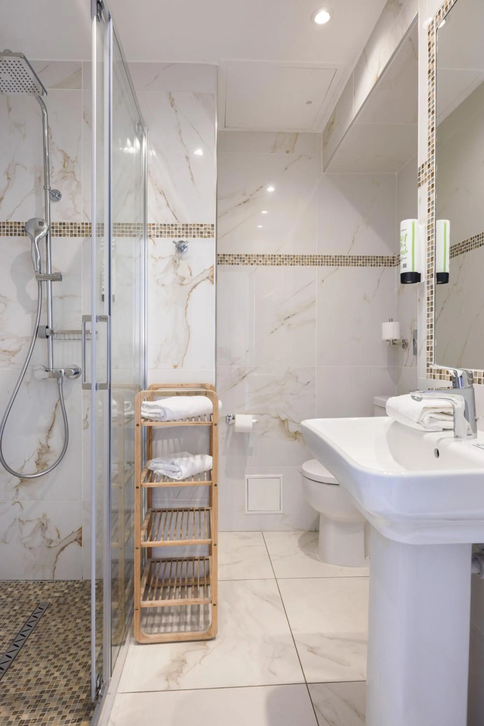 Bathroom in Best Western Hôtel des Orangers Cannes