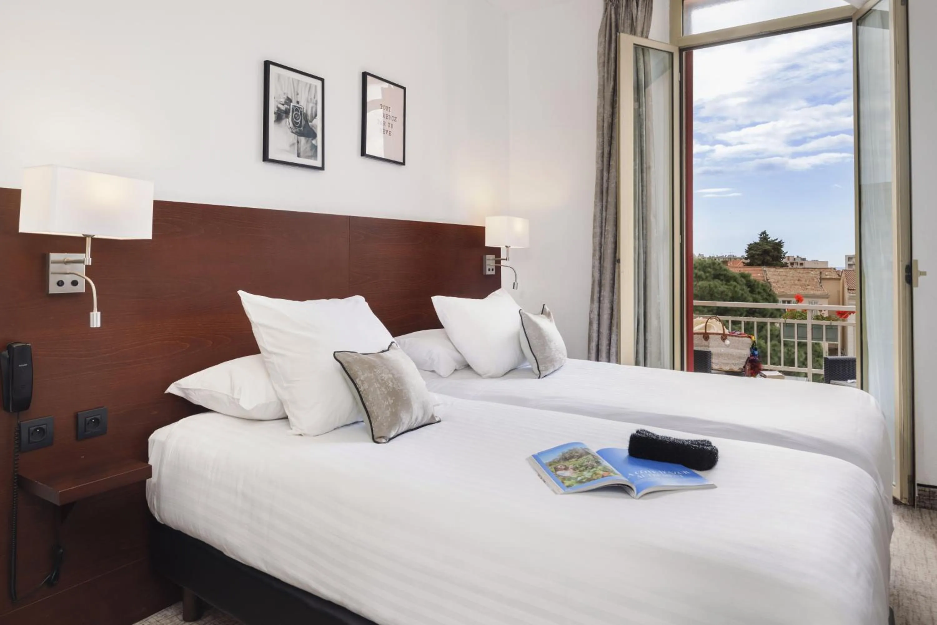 Bedroom, Bed in Best Western Hôtel des Orangers Cannes