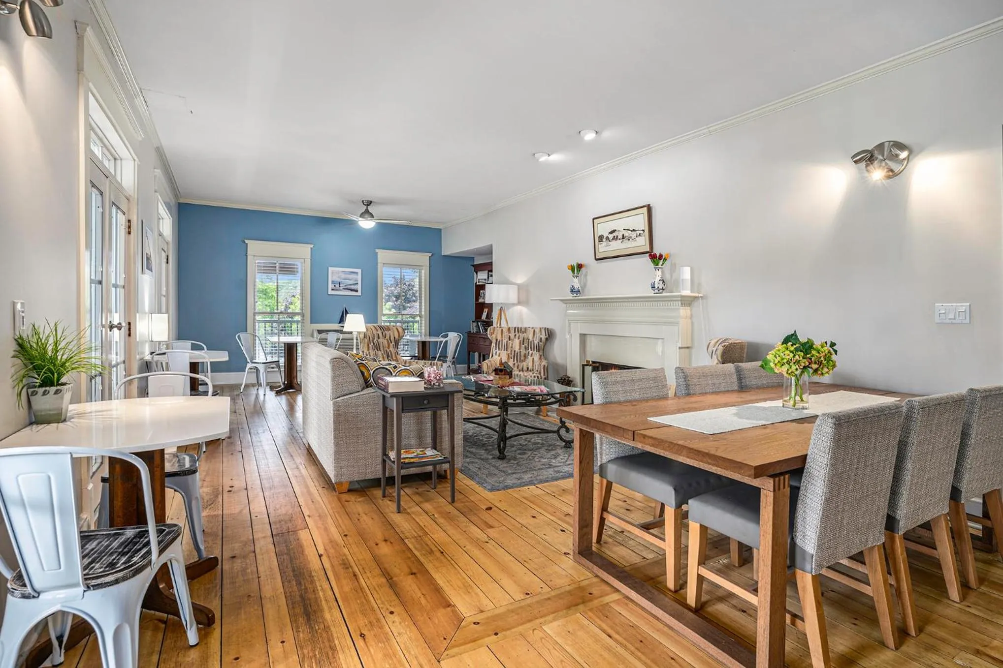 Seating area in Harbor House Inn