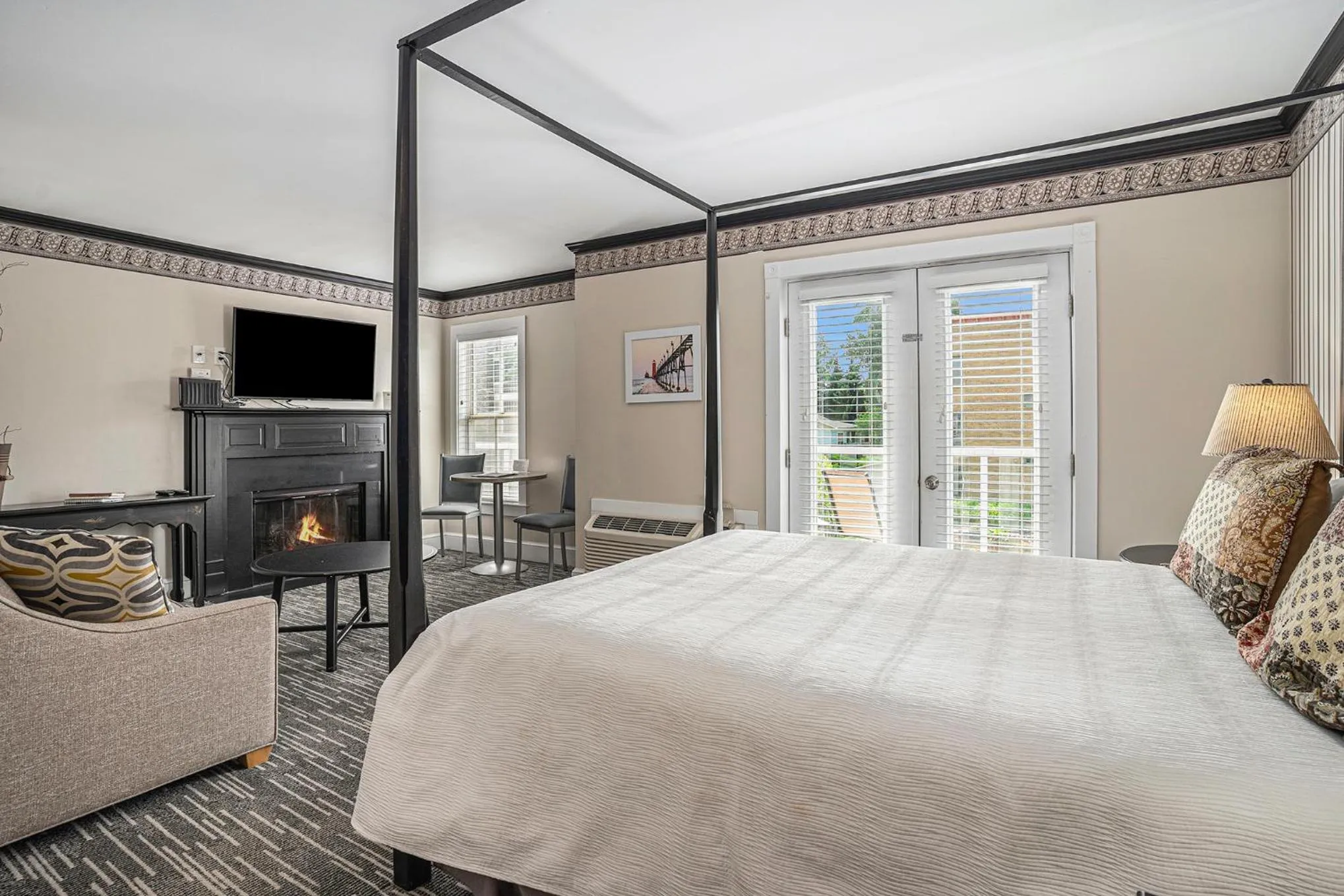 Seating area, Bed in Harbor House Inn