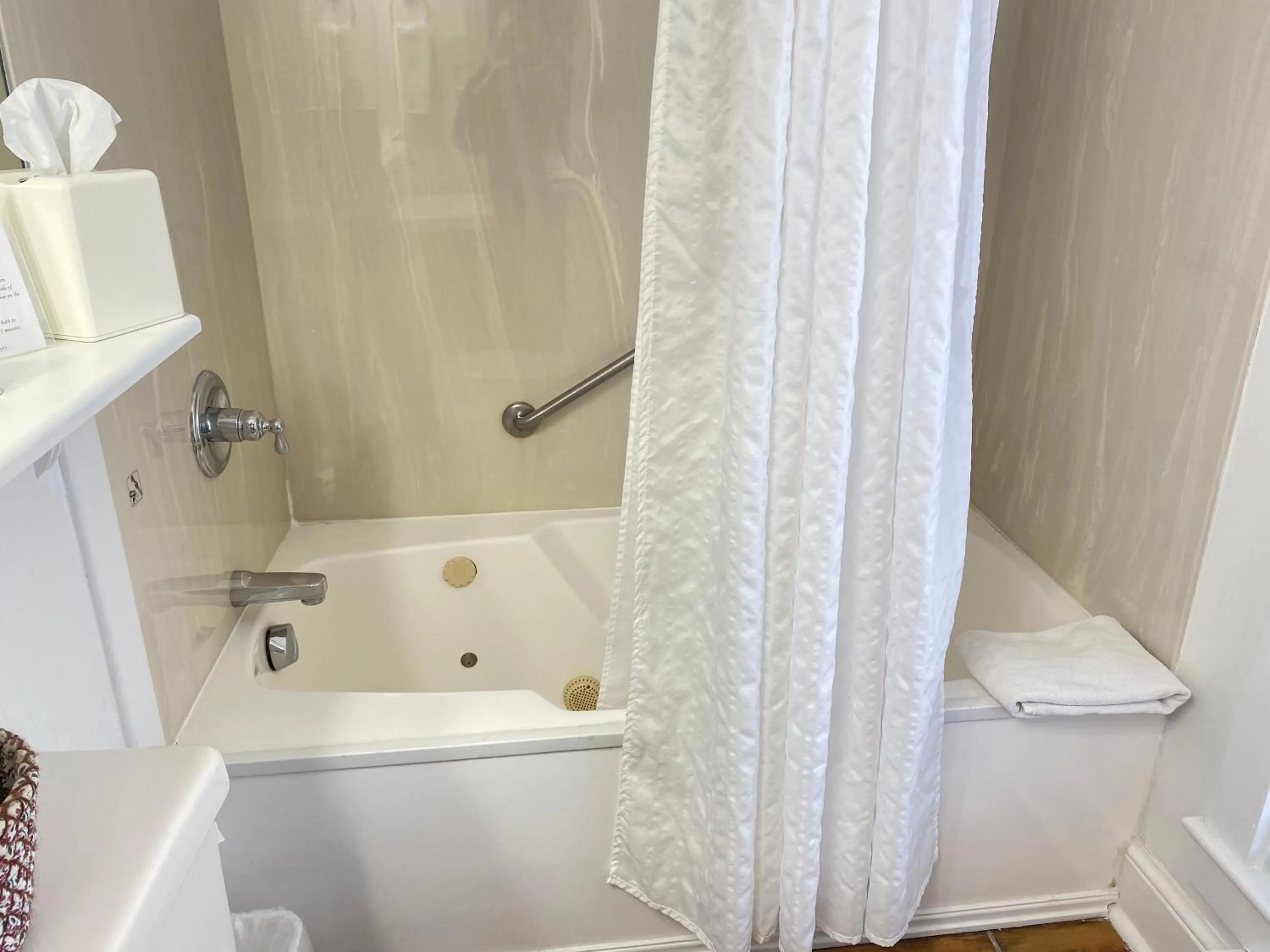 Bathroom in Harbor House Inn