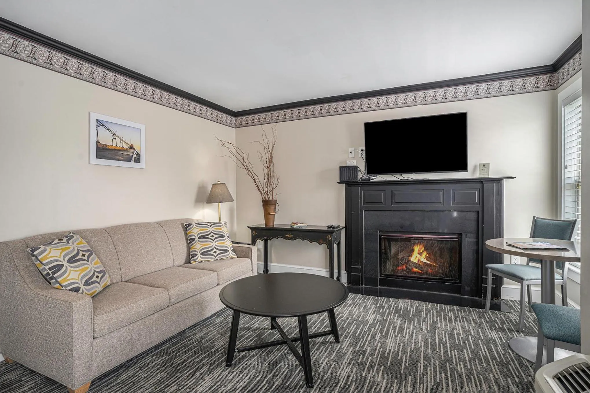 Living room in Harbor House Inn