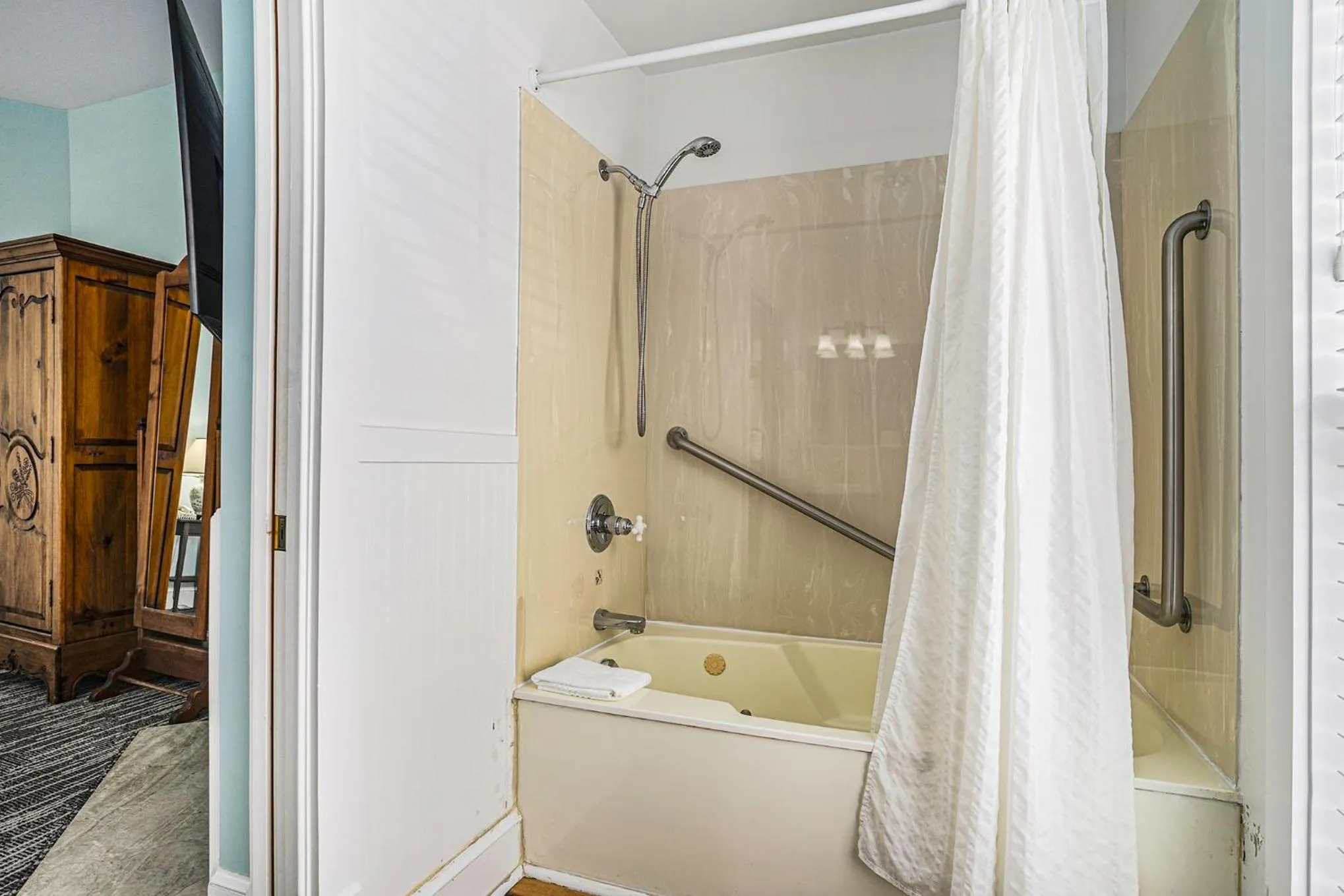 Bath in Harbor House Inn