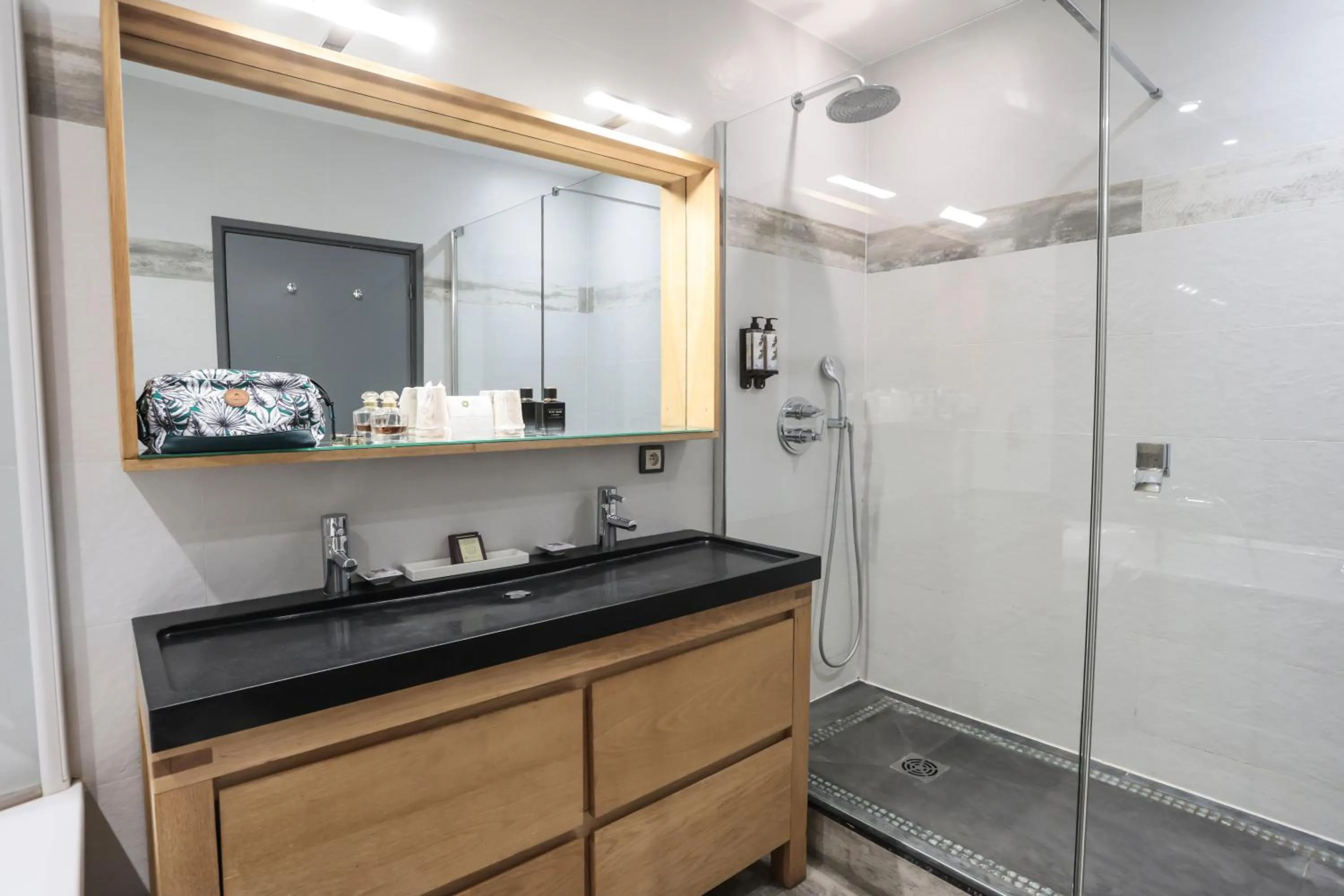 Shower in Eden Hotel & Spa