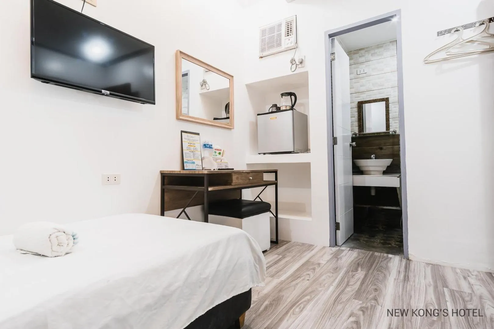 Bathroom, Bed in New Kong's Hotel