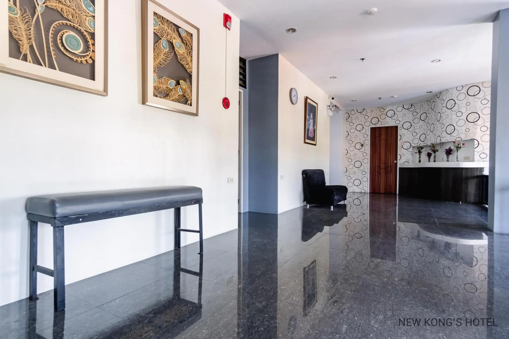 Communal lounge/ TV room in New Kong's Hotel