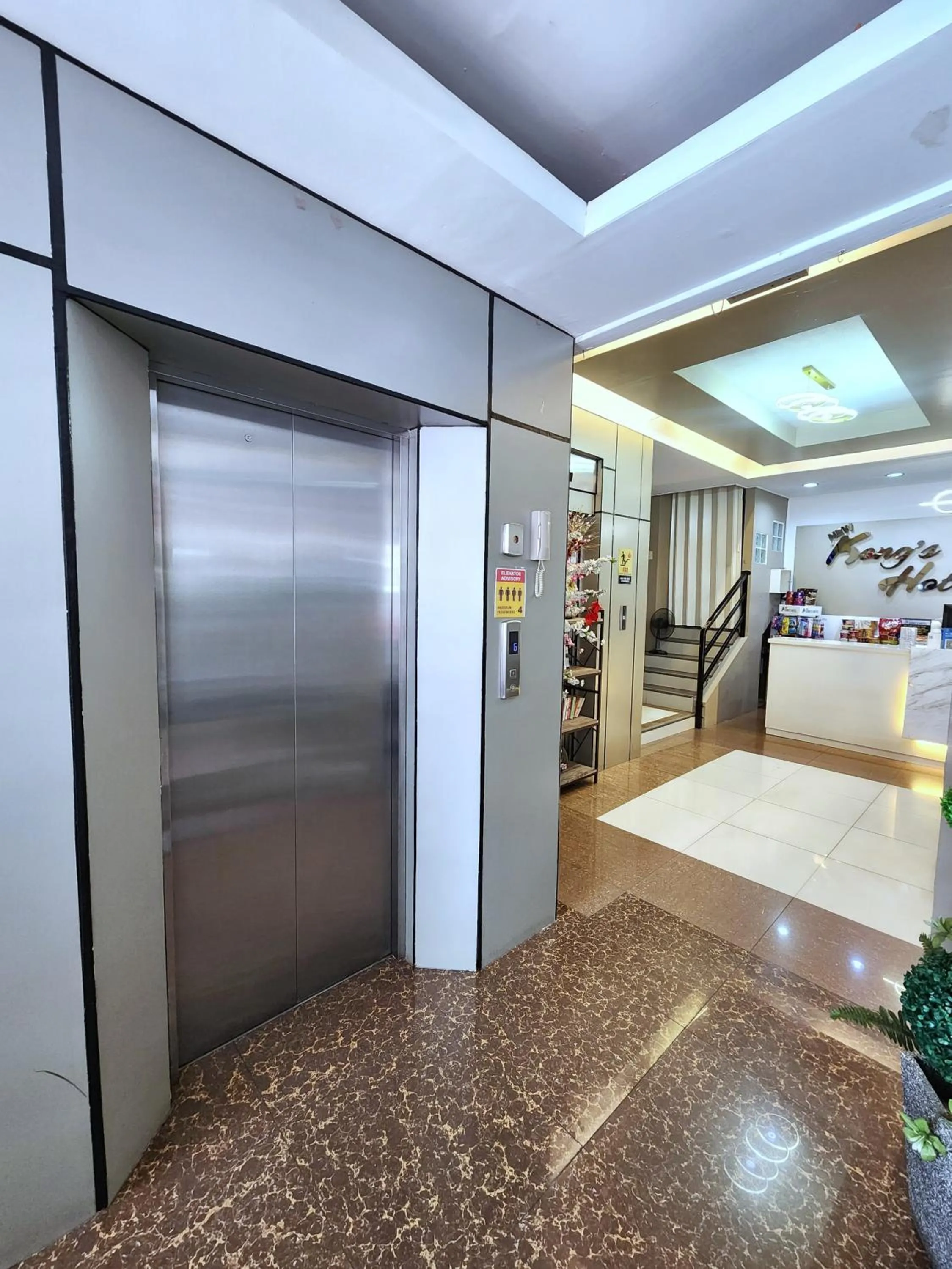 elevator, Bed in New Kong's Hotel