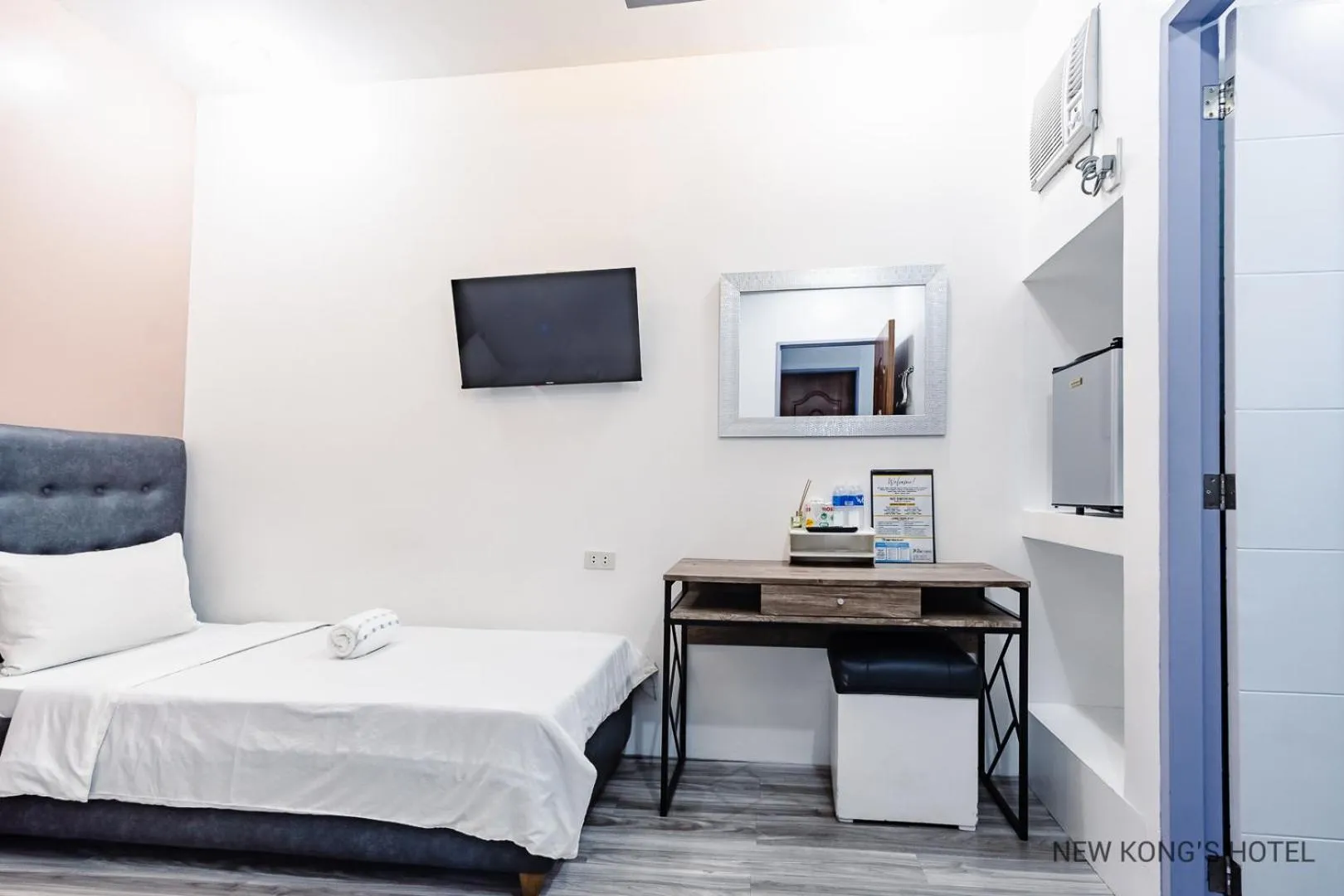 View (from property/room), Bed in New Kong's Hotel