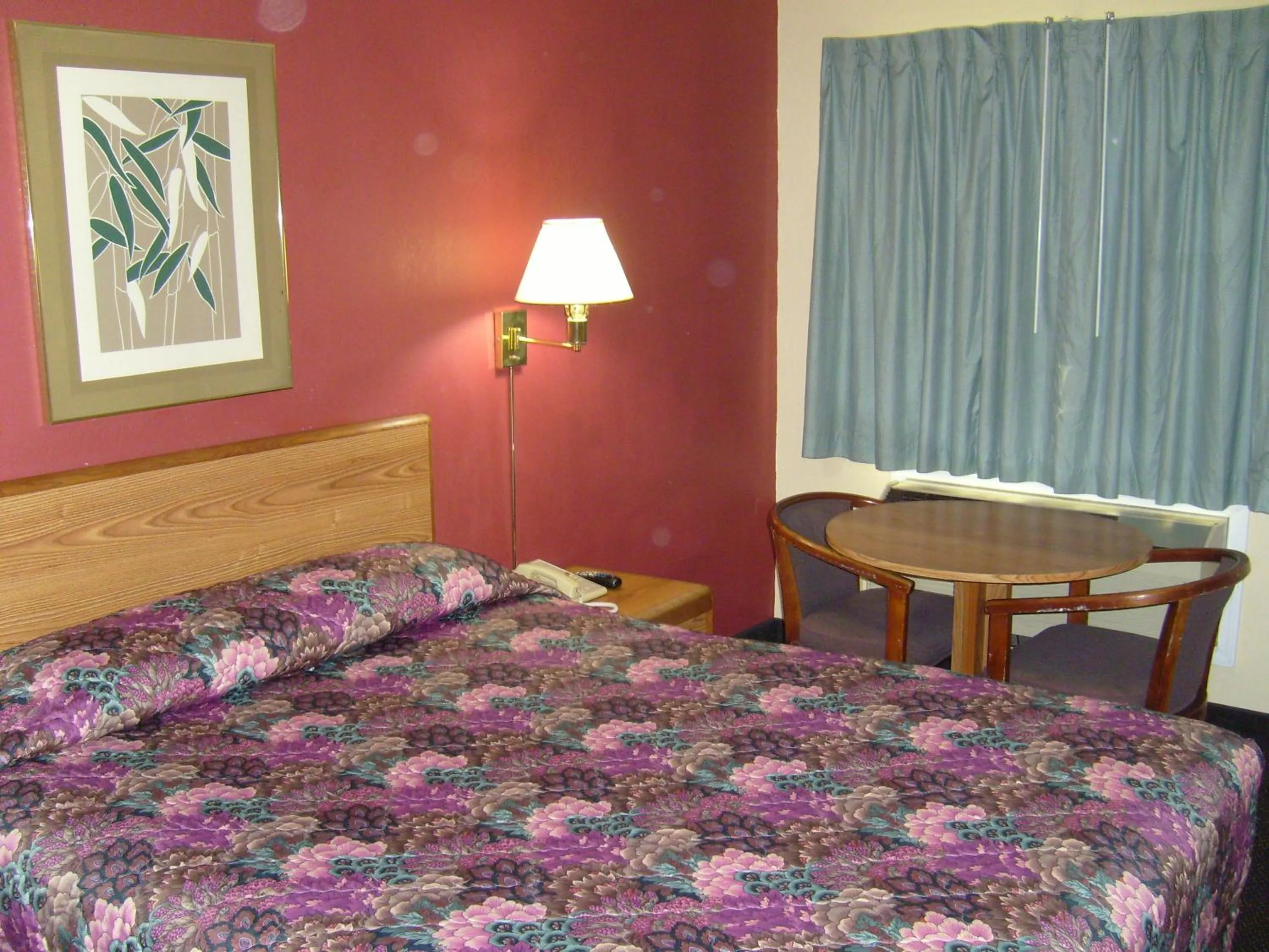 Bed in Cascade City Center Motel