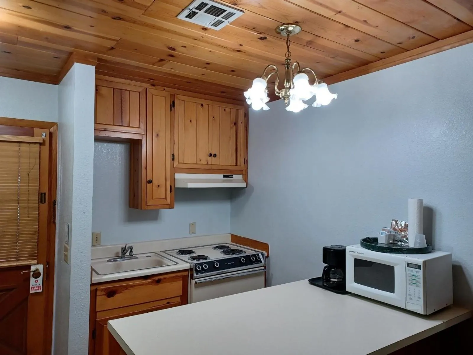 Kitchen or kitchenette in Whispering Pines Lodge