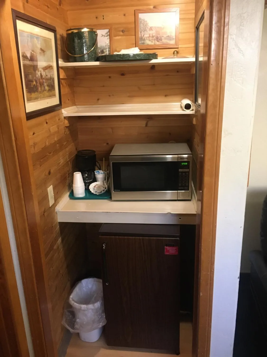 Coffee/tea facilities in Whispering Pines Lodge