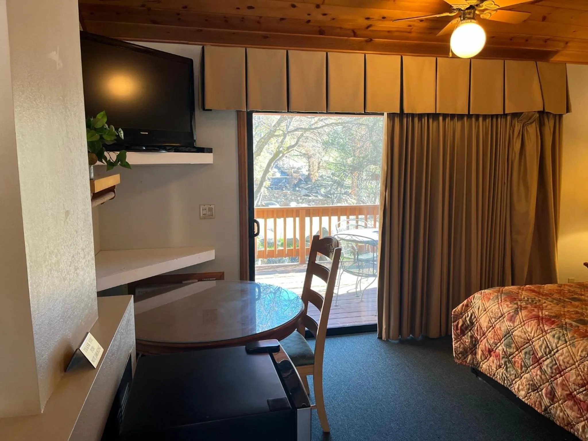 Living room, Bed in Whispering Pines Lodge