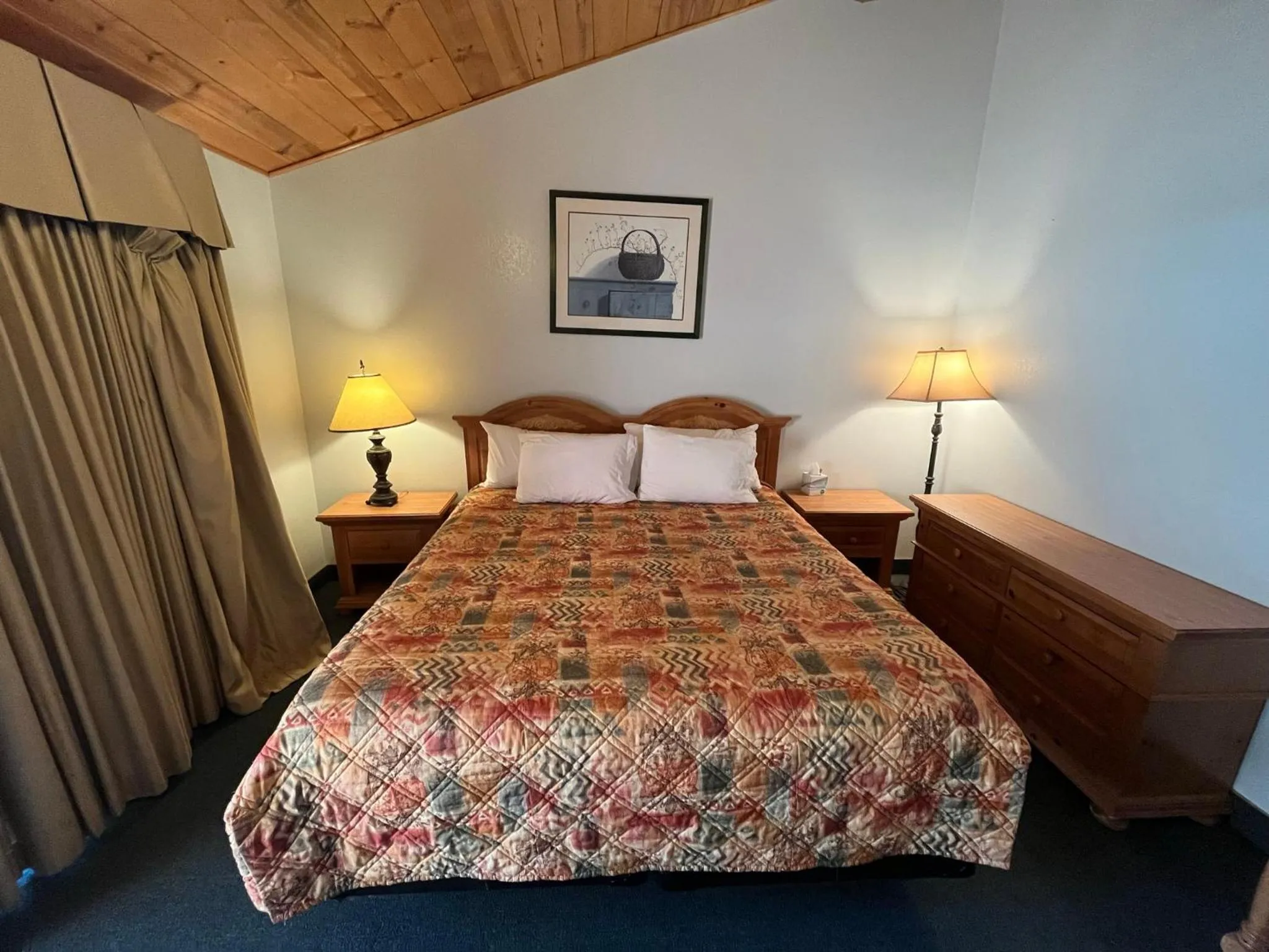 Bedroom, Bed in Whispering Pines Lodge