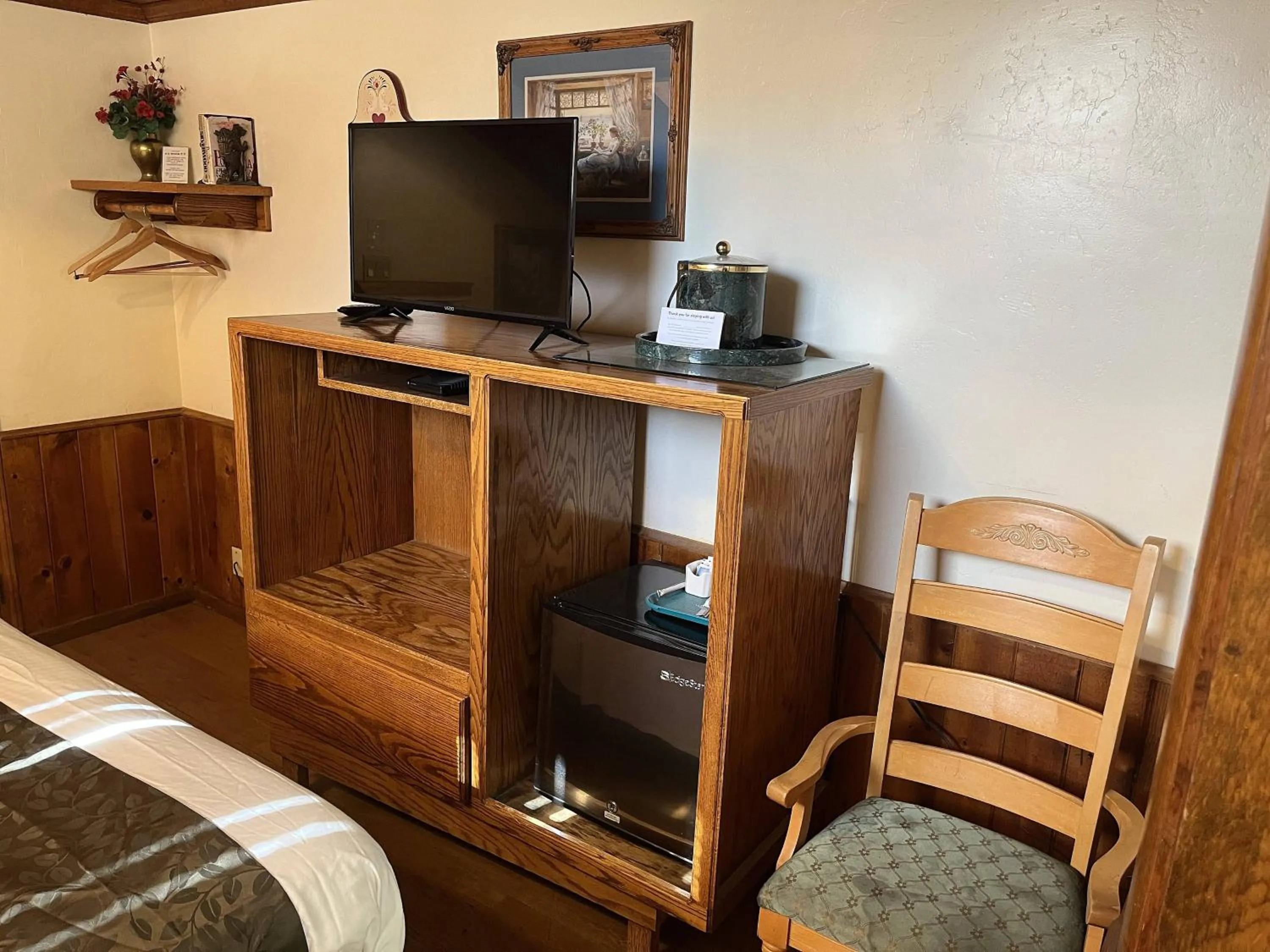 TV and multimedia, Bed in Whispering Pines Lodge