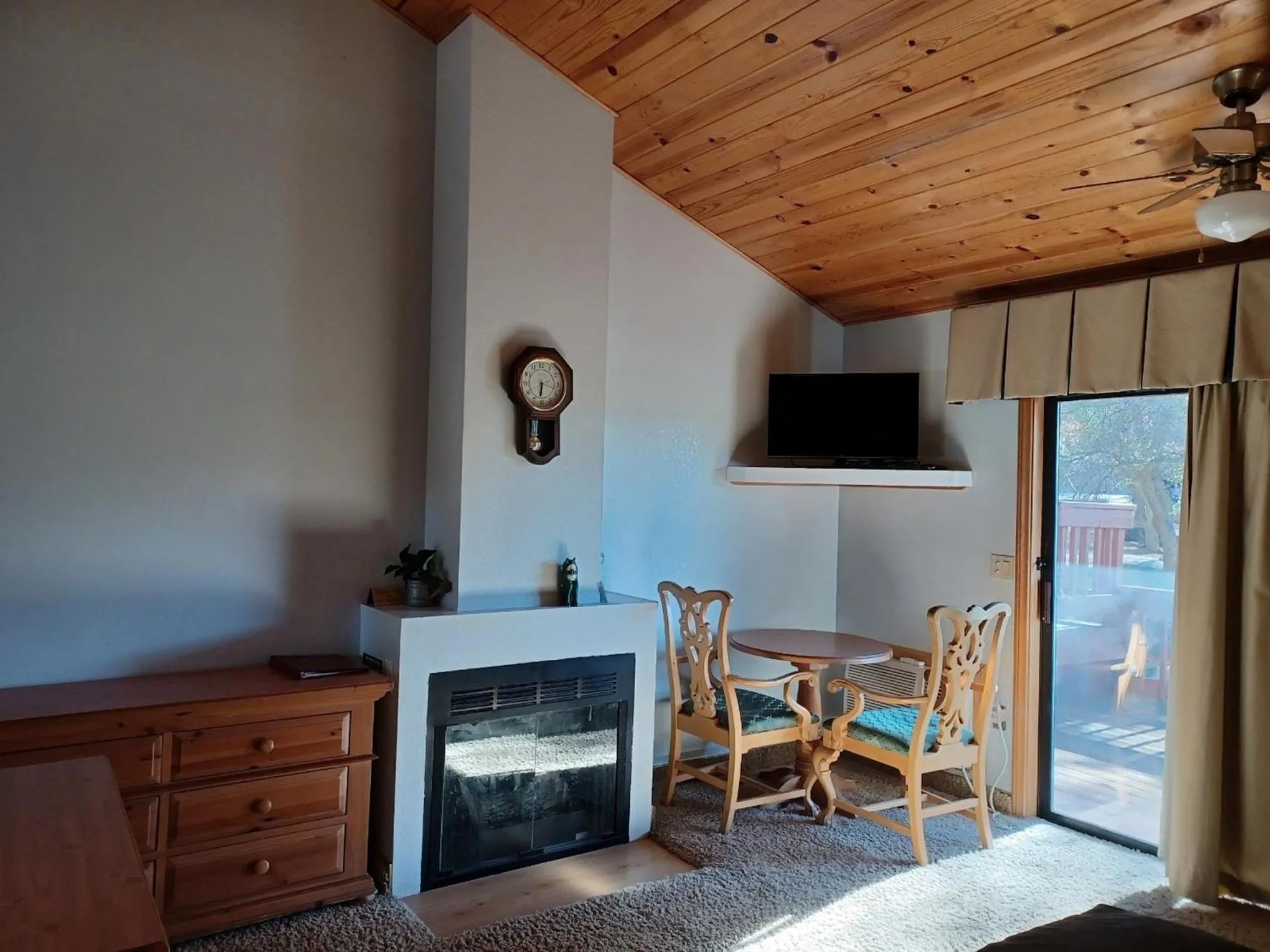 Living room in Whispering Pines Lodge