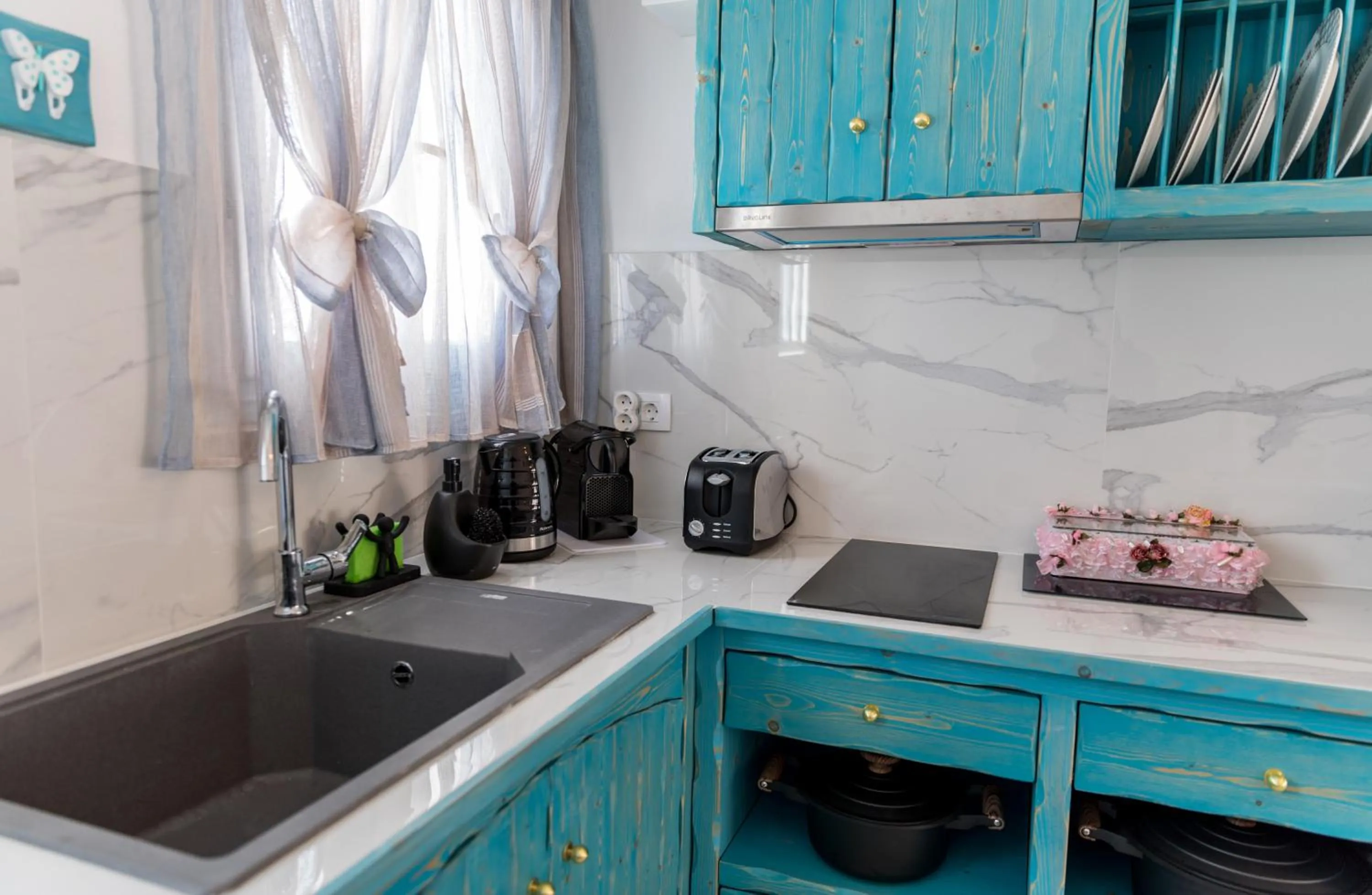 Kitchen or kitchenette in Starlight Luxury Seaside Villa & Suites