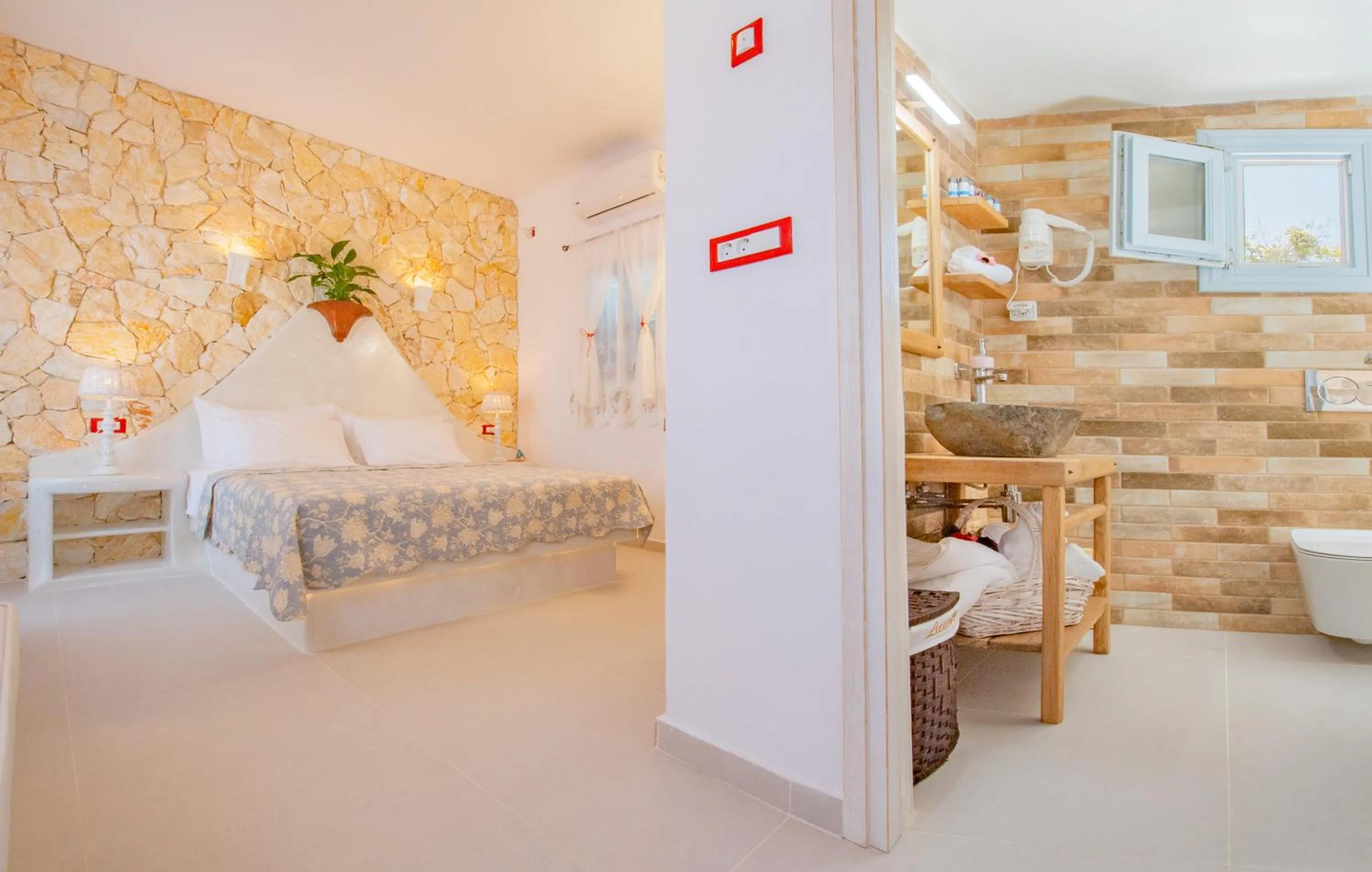 Photo of the whole room, Bed in Starlight Luxury Seaside Villa & Suites