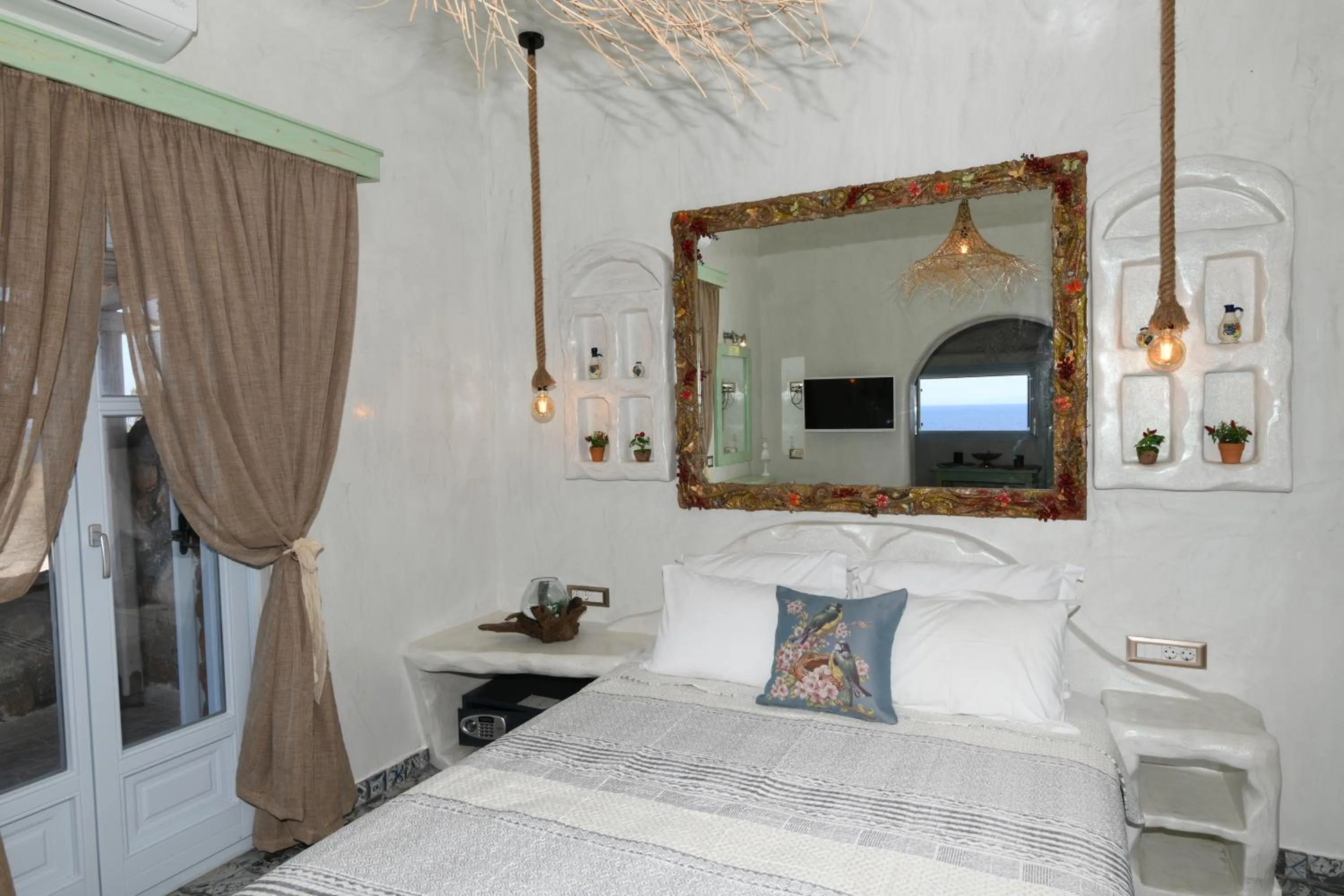 Photo of the whole room, Bed in Starlight Luxury Seaside Villa & Suites