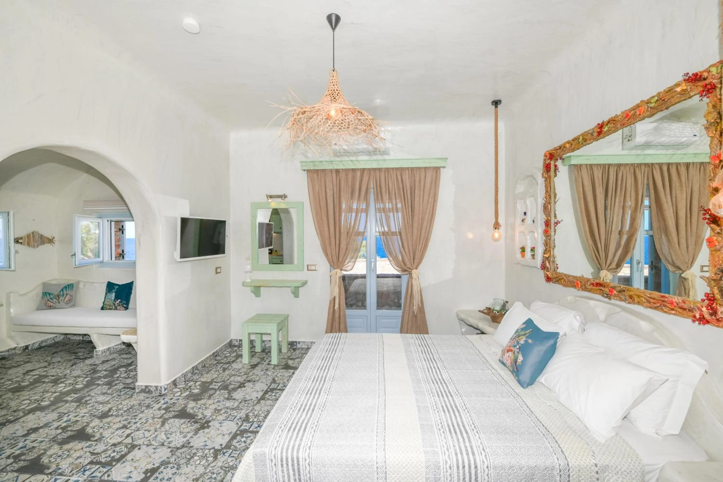 Photo of the whole room, Bed in Starlight Luxury Seaside Villa & Suites