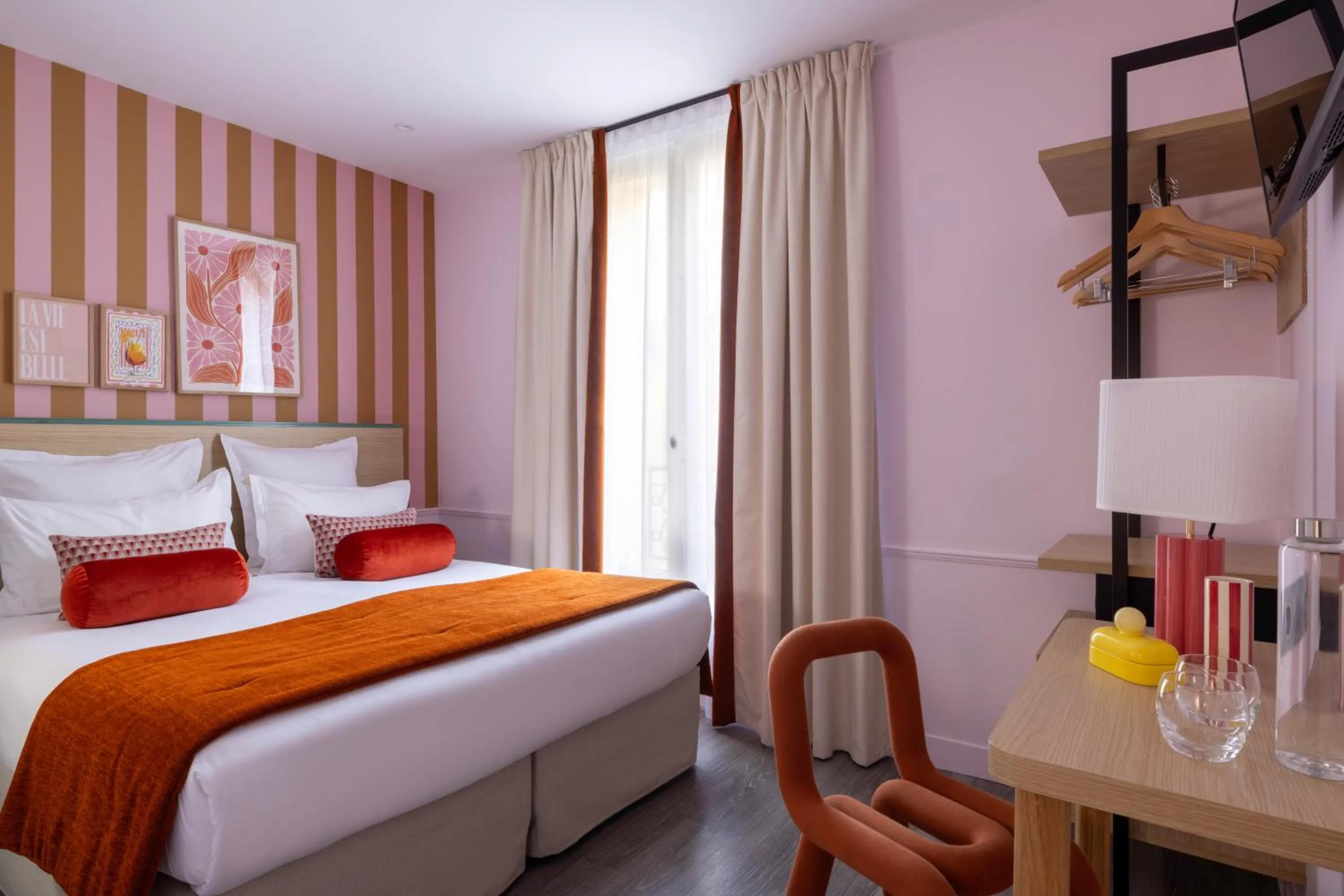 Bed in Hotel La Folie des Pres - Saint-Germain-des-Pres