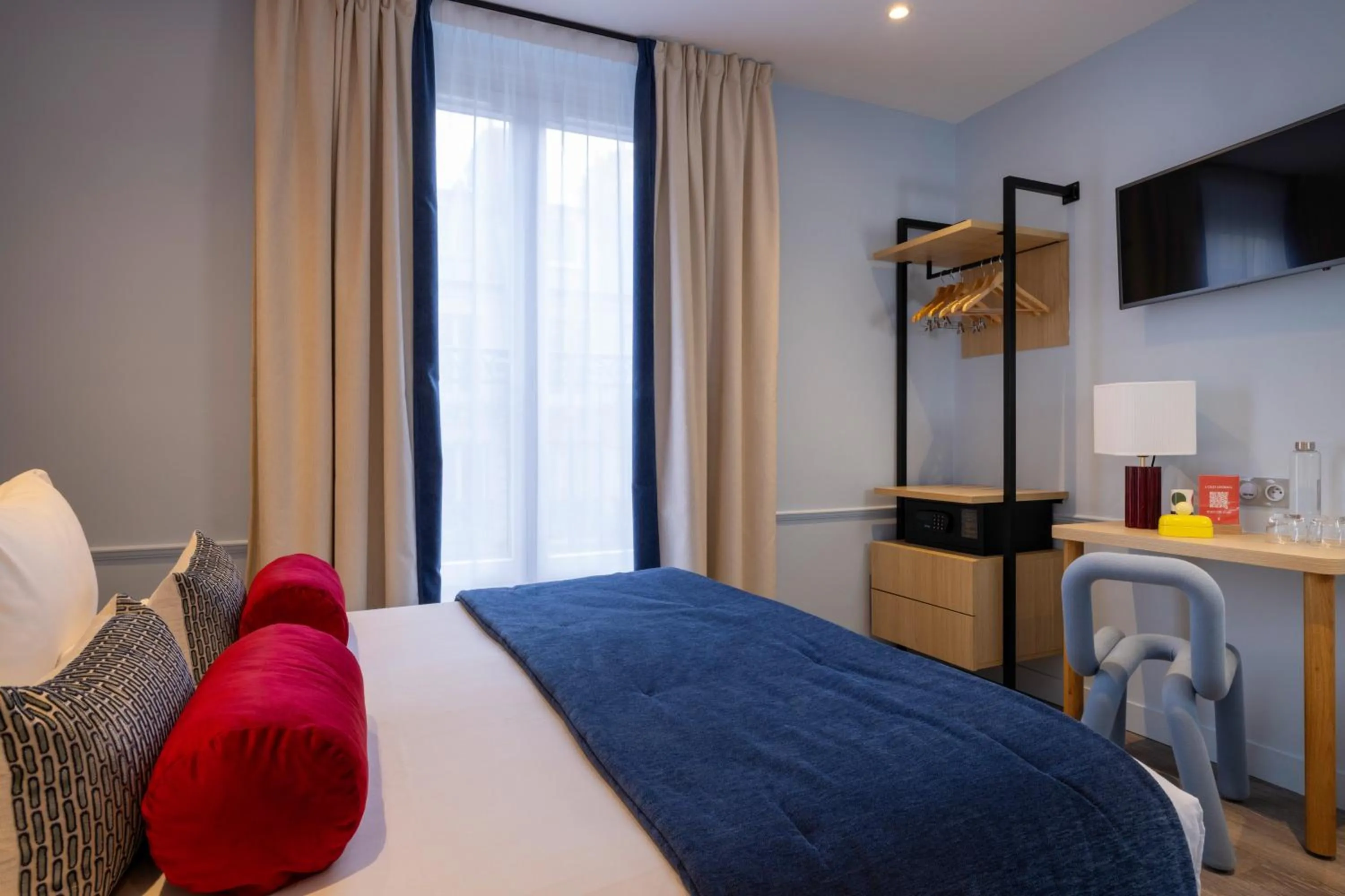 Bed in Hotel La Folie des Pres - Saint-Germain-des-Pres