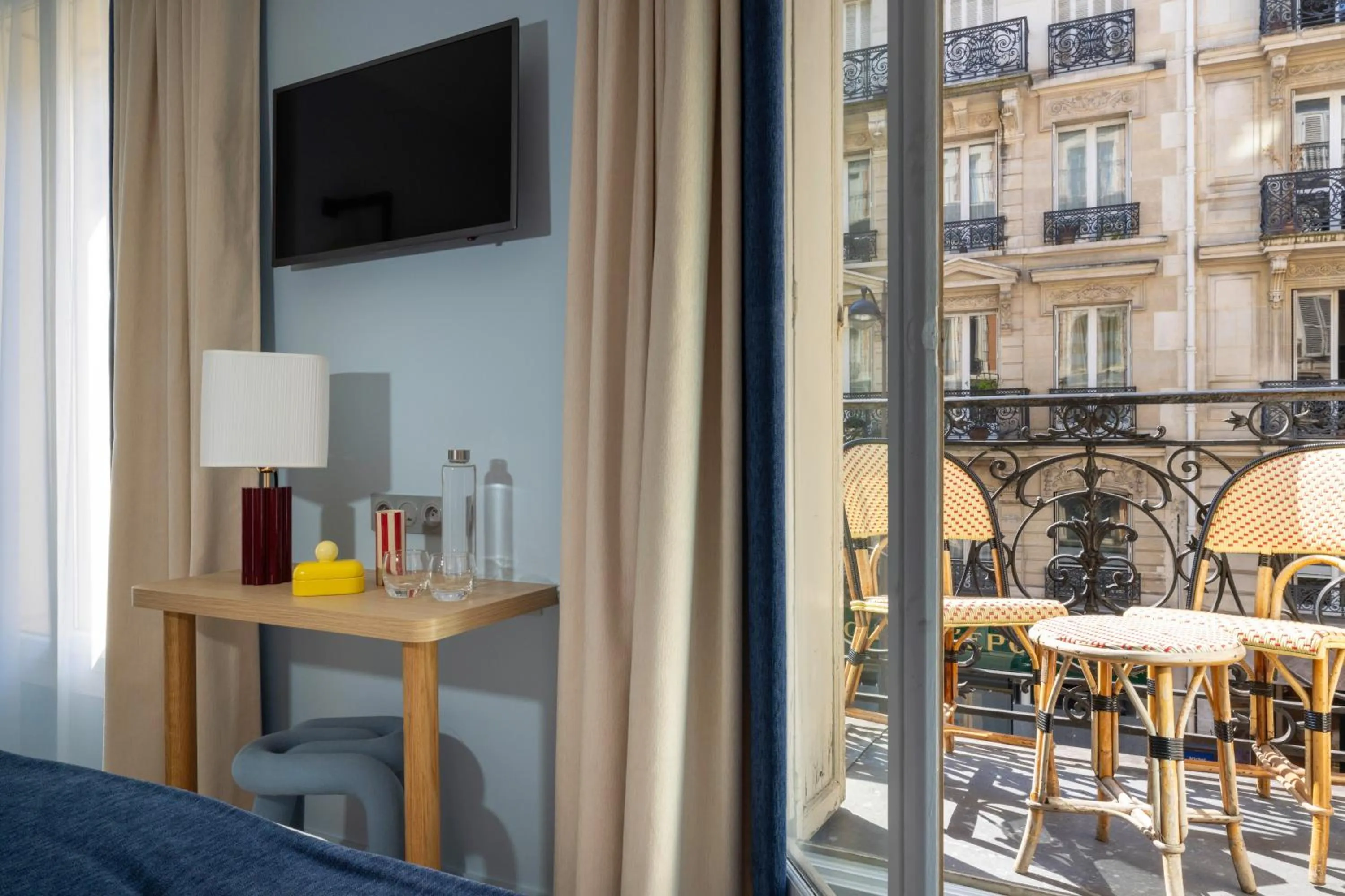 Communal lounge/ TV room in Hotel La Folie des Pres - Saint-Germain-des-Pres