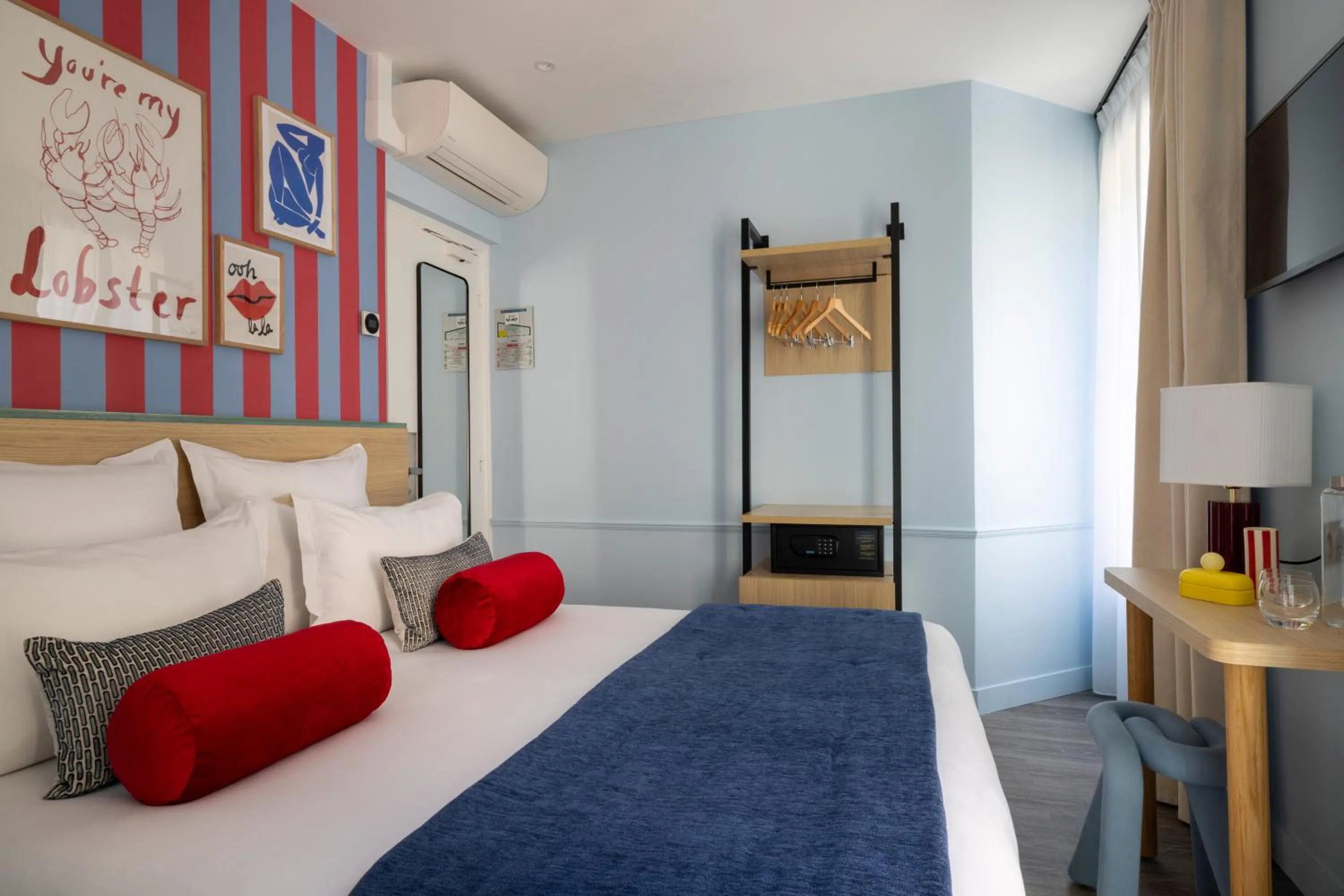 Bed in Hotel La Folie des Pres - Saint-Germain-des-Pres