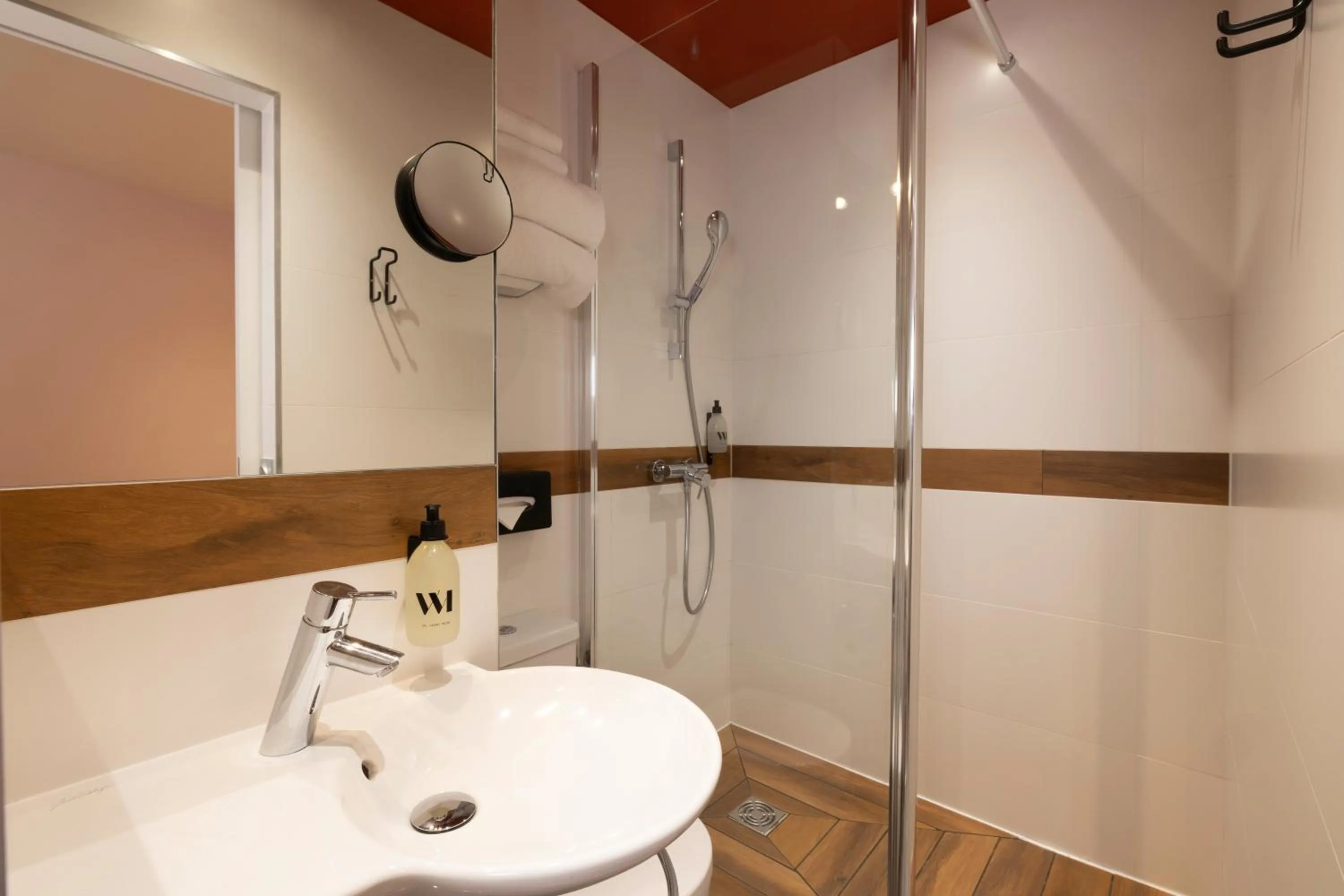 Shower in Hotel La Folie des Pres - Saint-Germain-des-Pres