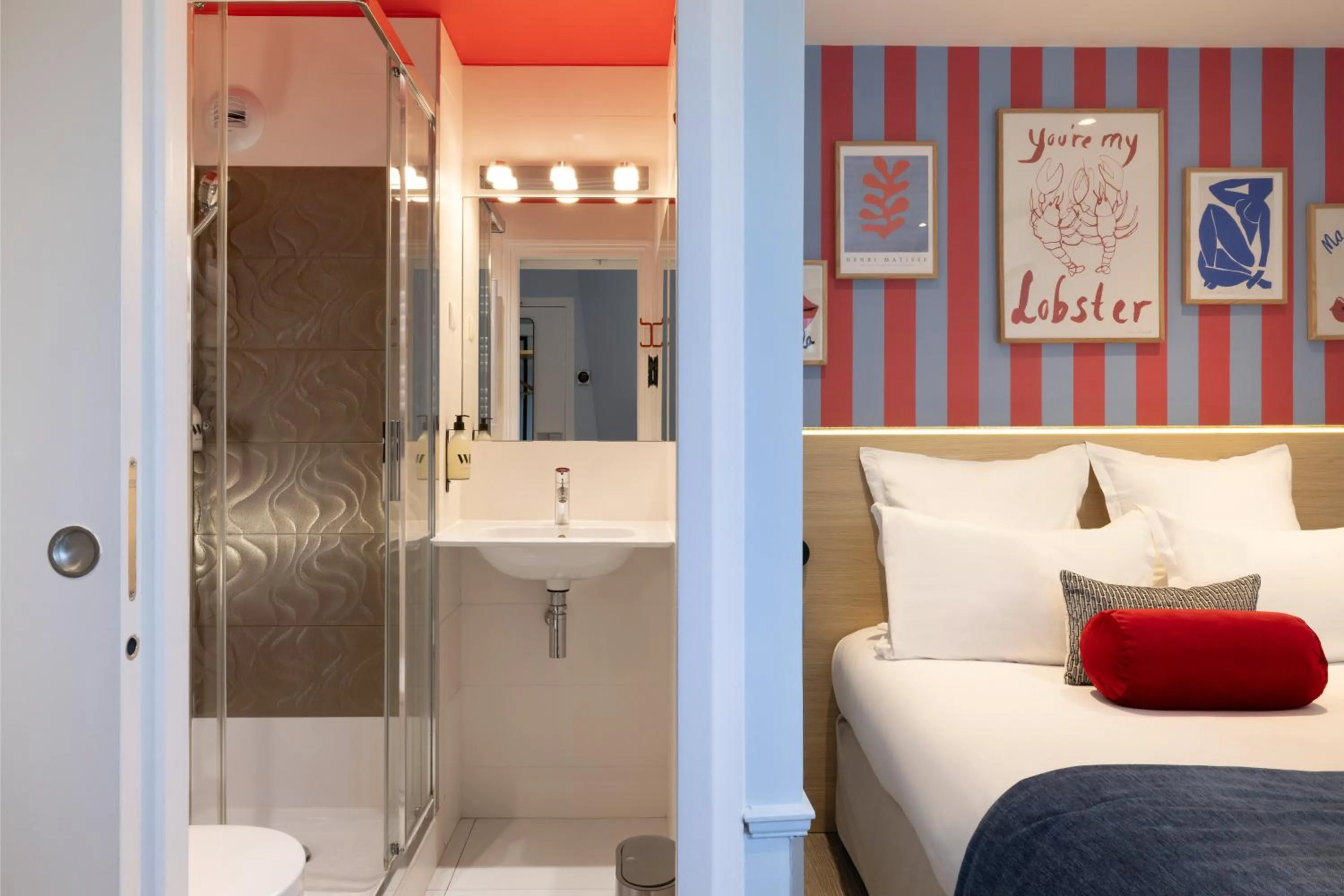 Shower, Bed in Hotel La Folie des Pres - Saint-Germain-des-Pres