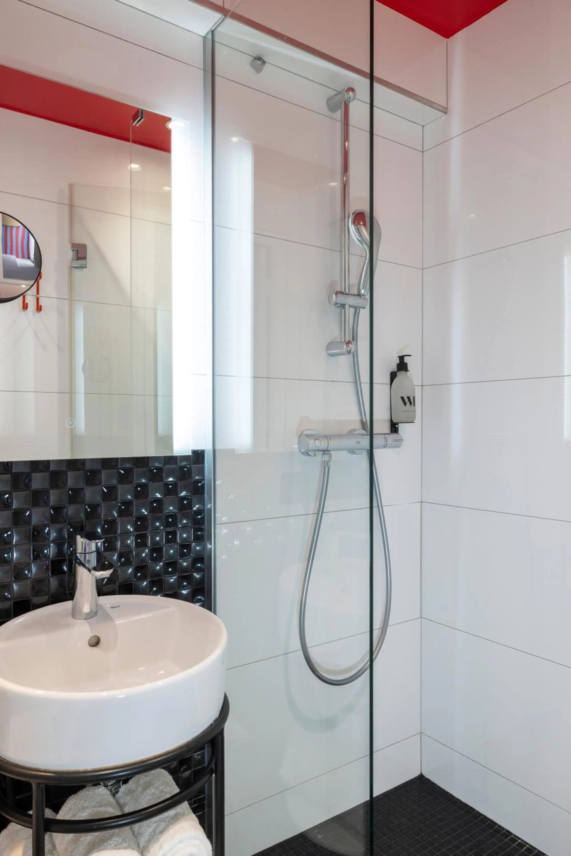 Shower in Hotel La Folie des Pres - Saint-Germain-des-Pres