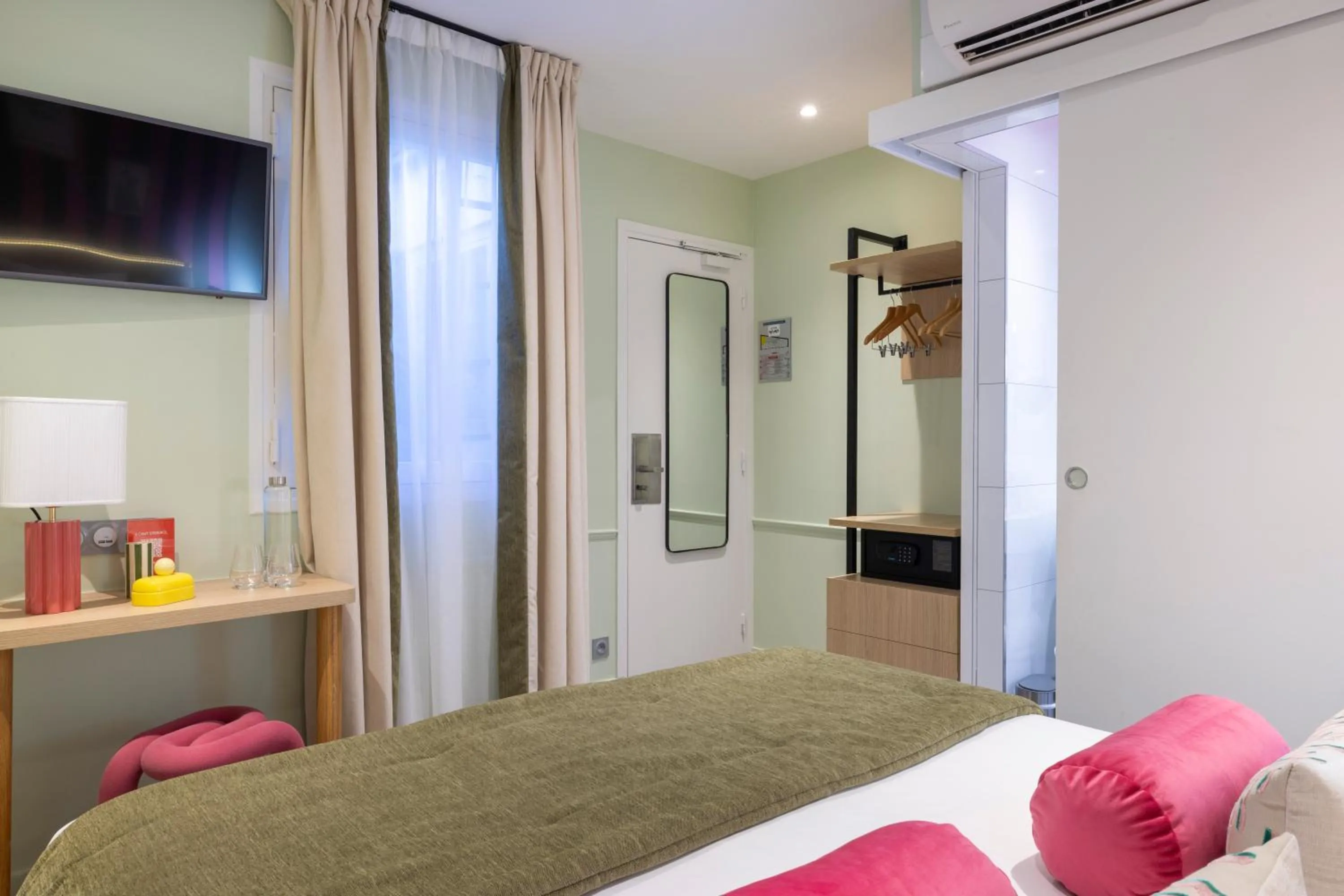 Bed in Hotel La Folie des Pres - Saint-Germain-des-Pres