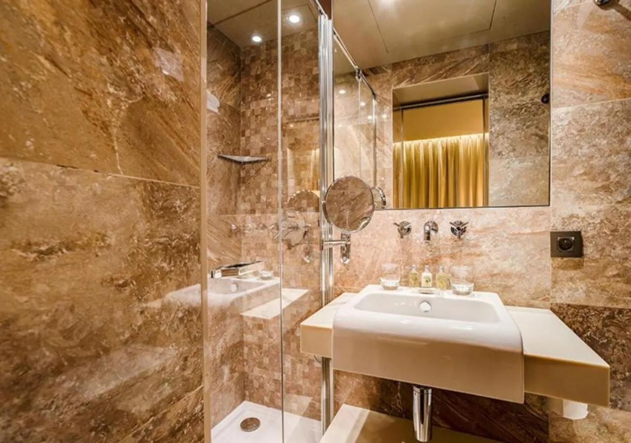 Shower in Hotel Armoni Paris