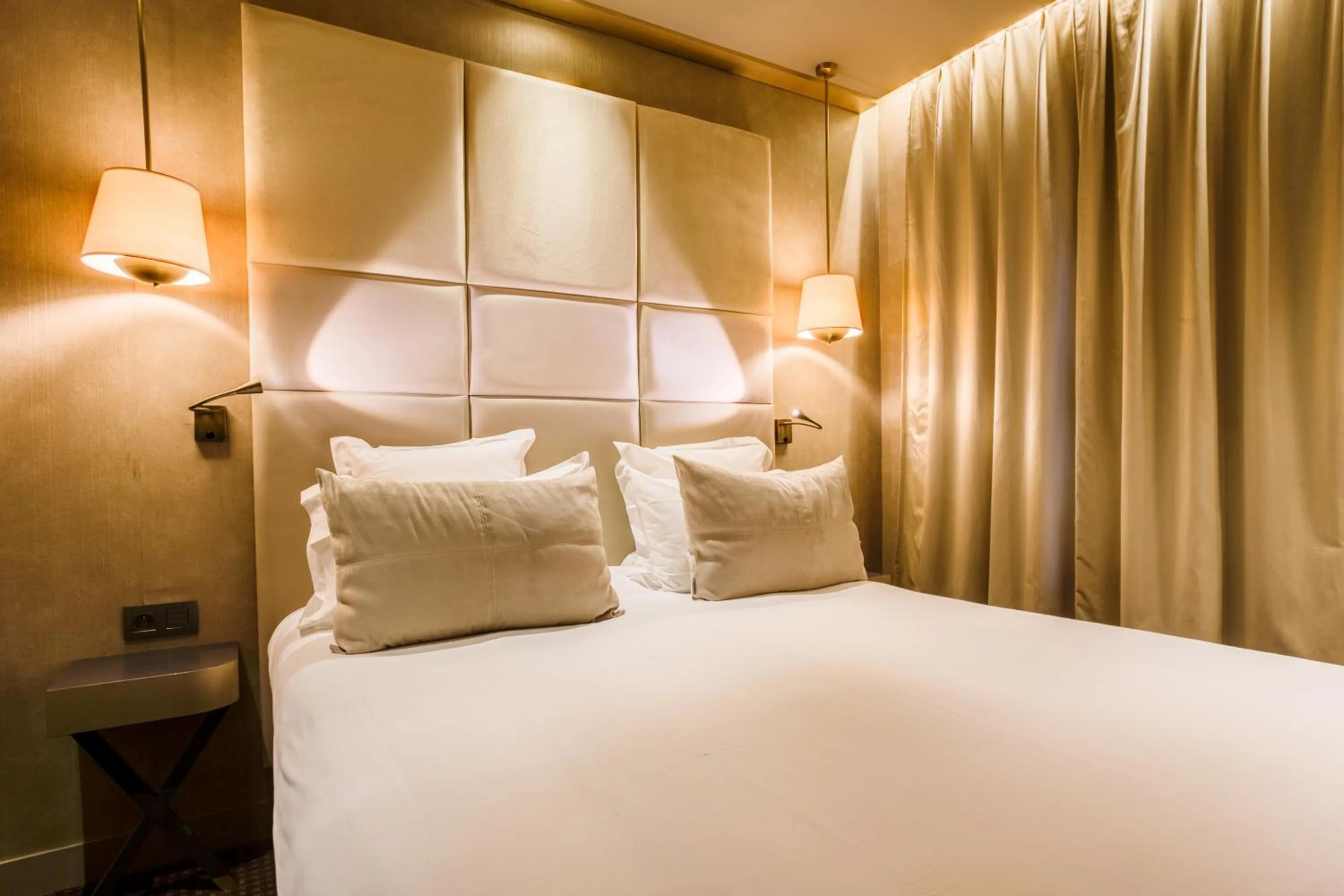 Bed in Hotel Armoni Paris