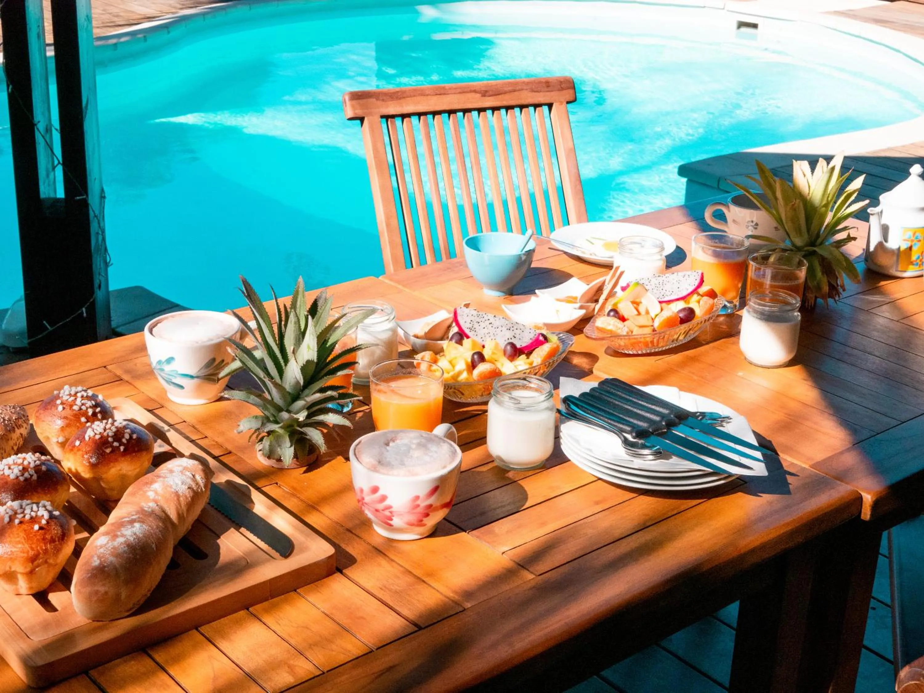 Pool view in KAZ ORÈA