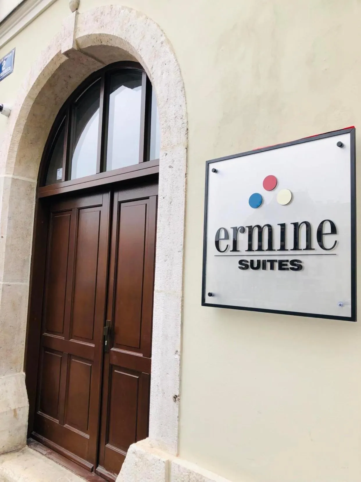 Facade/entrance in Ermine Suites