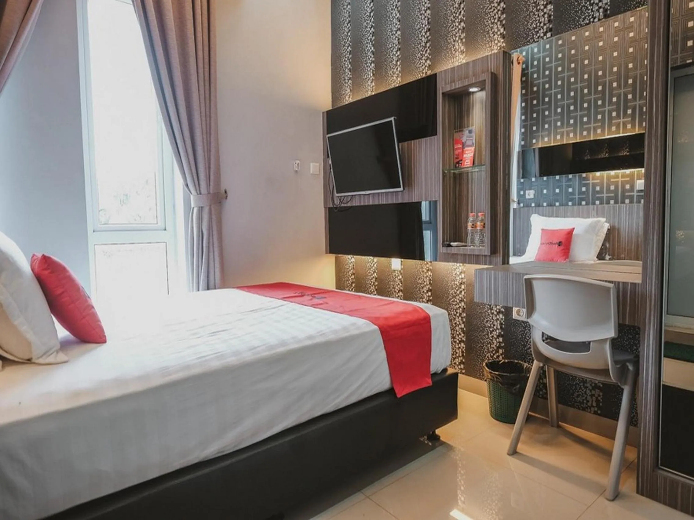 Bedroom, Bed in RedDoorz @ Jamin Ginting Medan