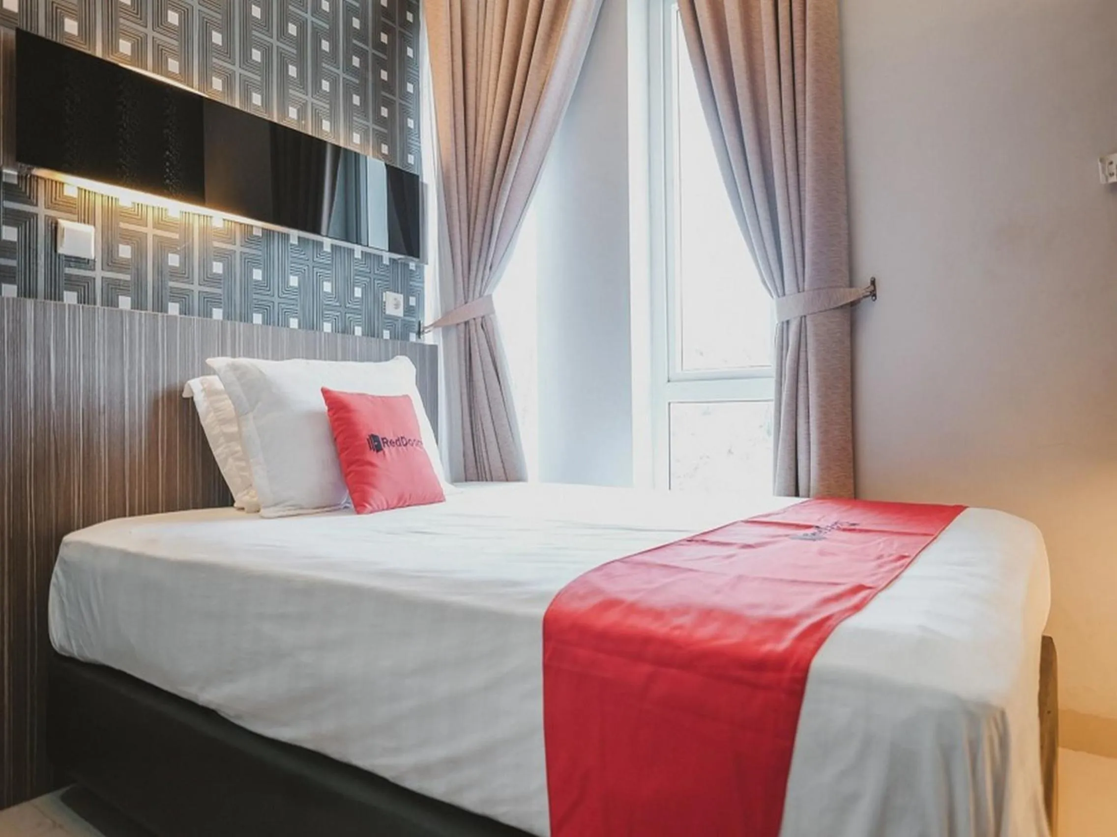 Bedroom, Bed in RedDoorz @ Jamin Ginting Medan