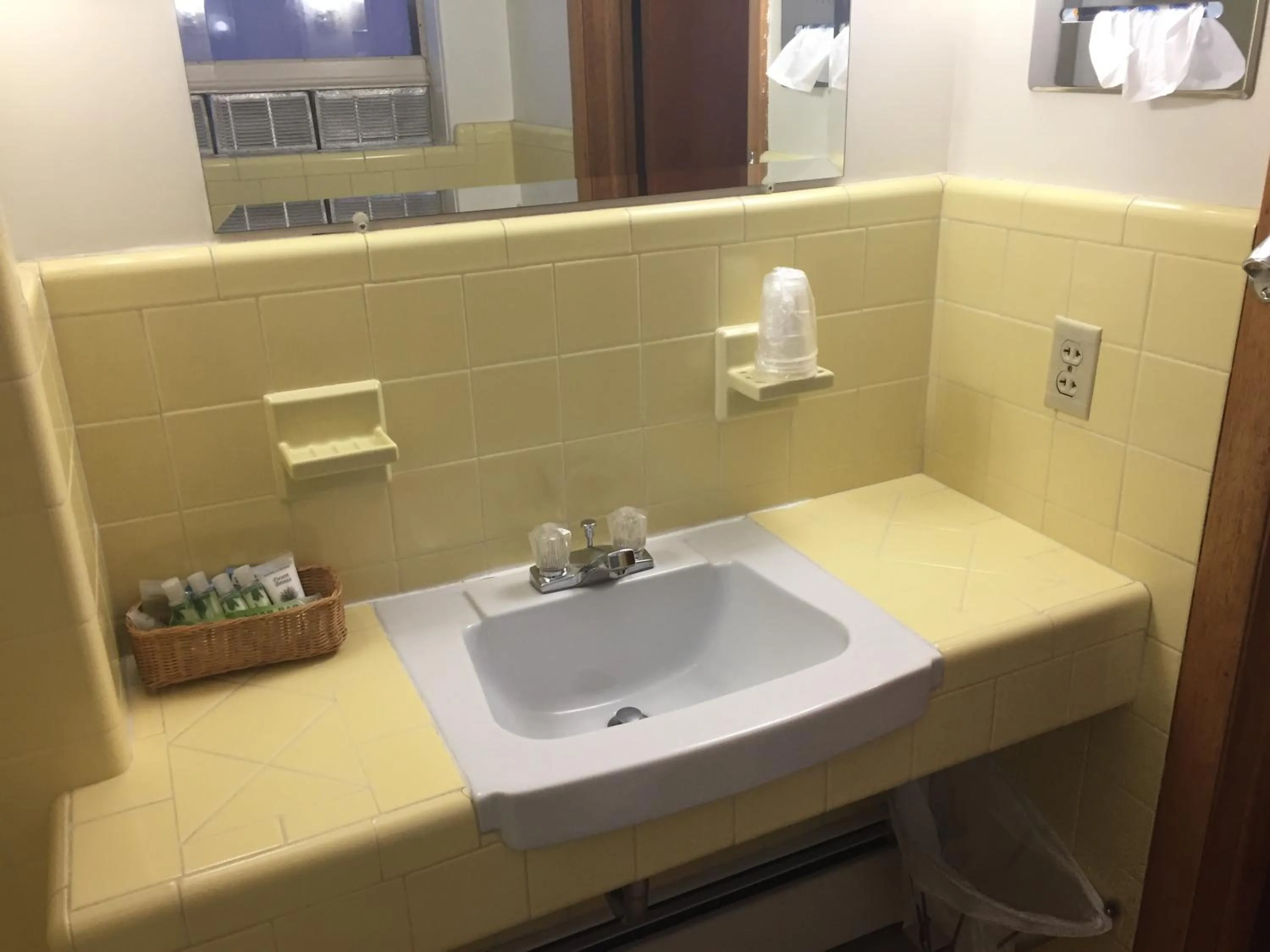 Bathroom in Mansion House Motel