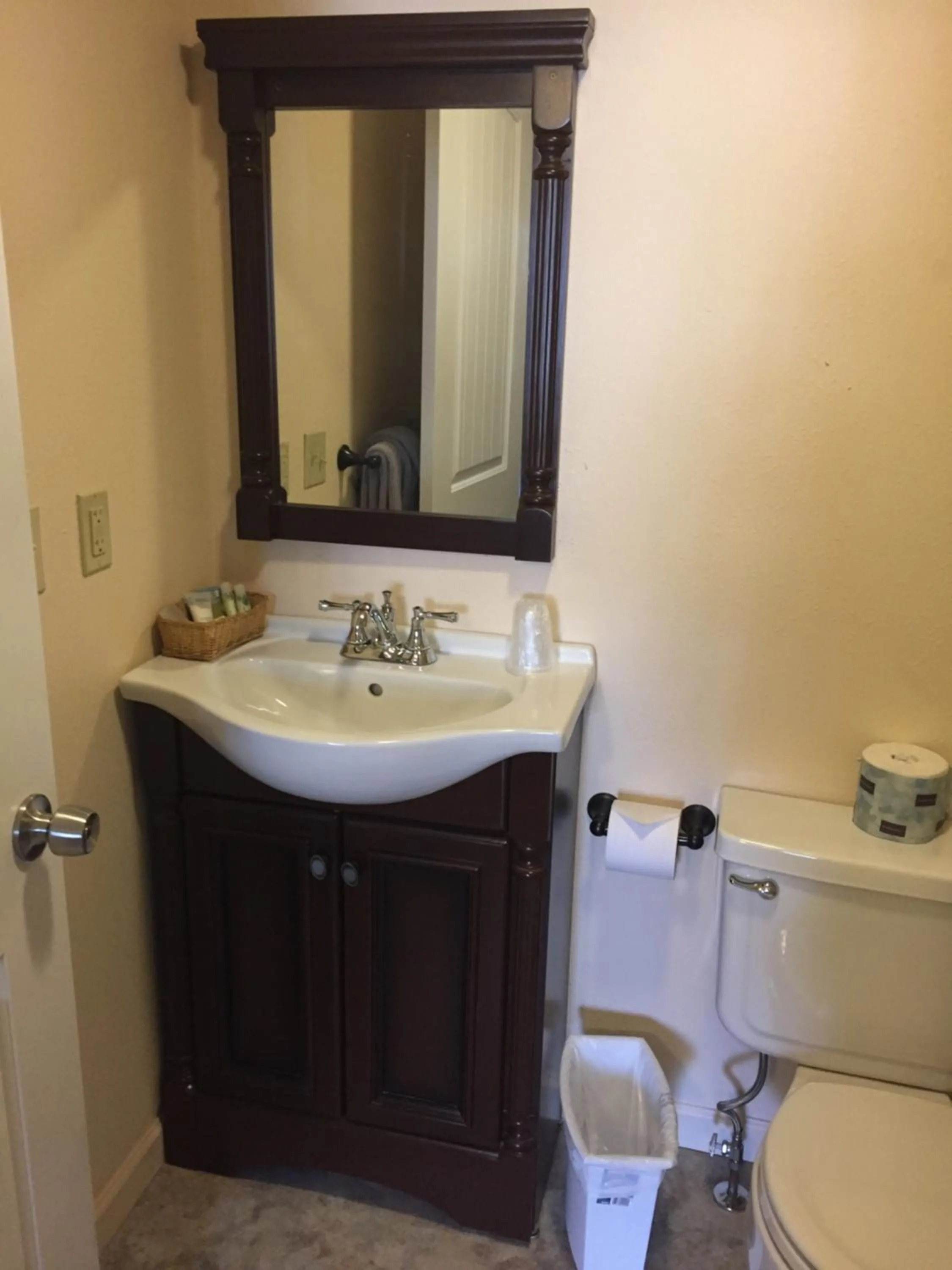 Bathroom in Mansion House Motel